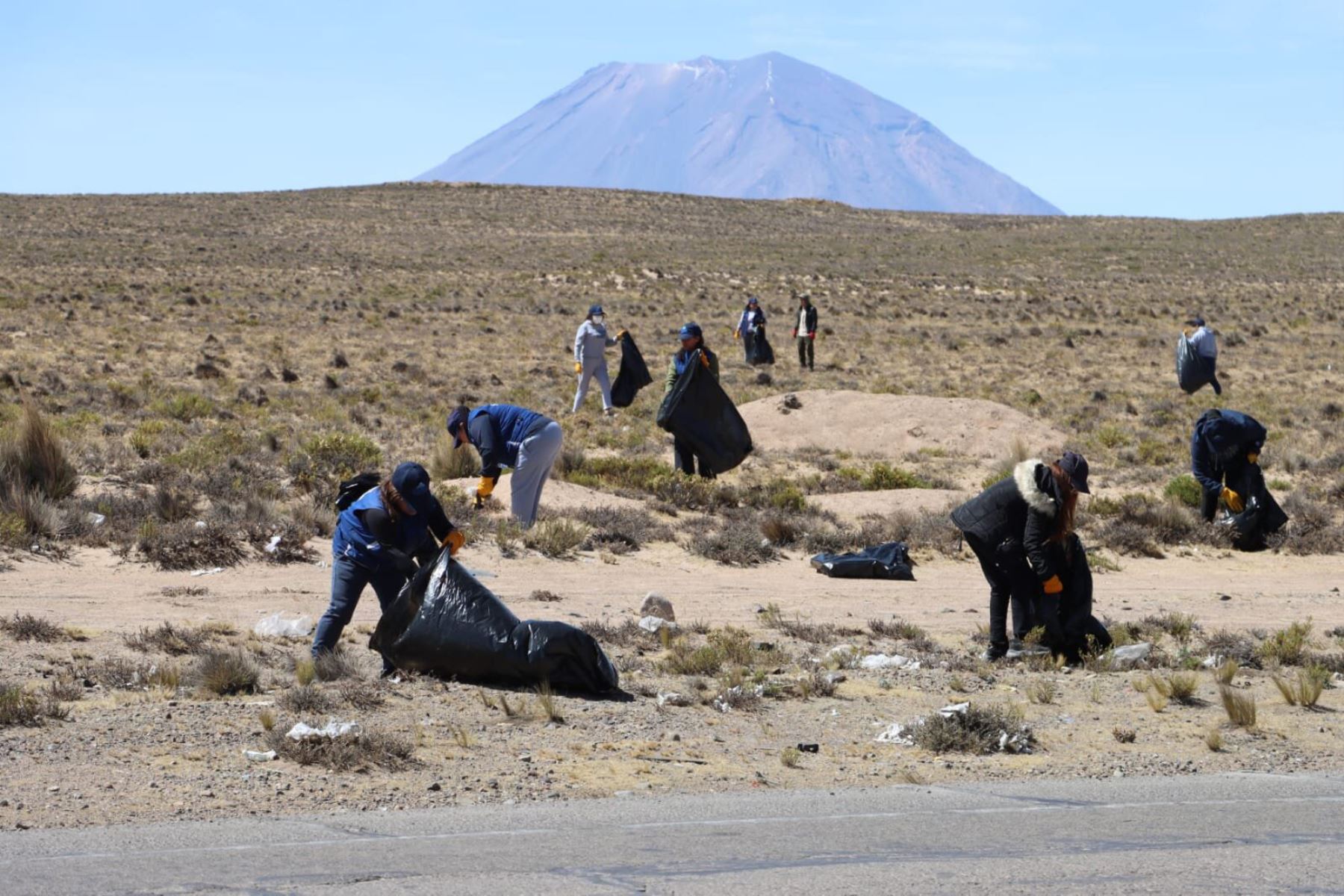La jornada de limpieza se inició a la altura del kilómetro 102 de la carretera Arequipa-Puno. Foto: ANDINA/Difusión