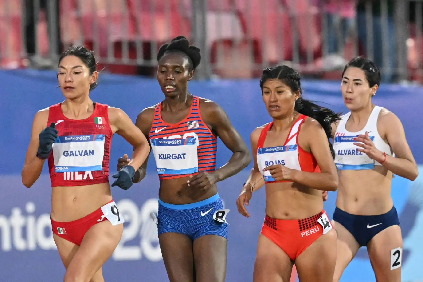 La mexicana Laura Esther Galván Rodríguez  corre por delante de la estadounidense Ednah Kurgat, la peruana Luz Mery Rojas Llanco, la chilena Giselle Constanza Álvarez Rivera y el resto de las atletas, durante la final femenina de 10.000 metros de los Juegos Panamericanos de Santiago. 2023 en el Estadio Nacional de Santiago. Foto : ANDINA/ AFP