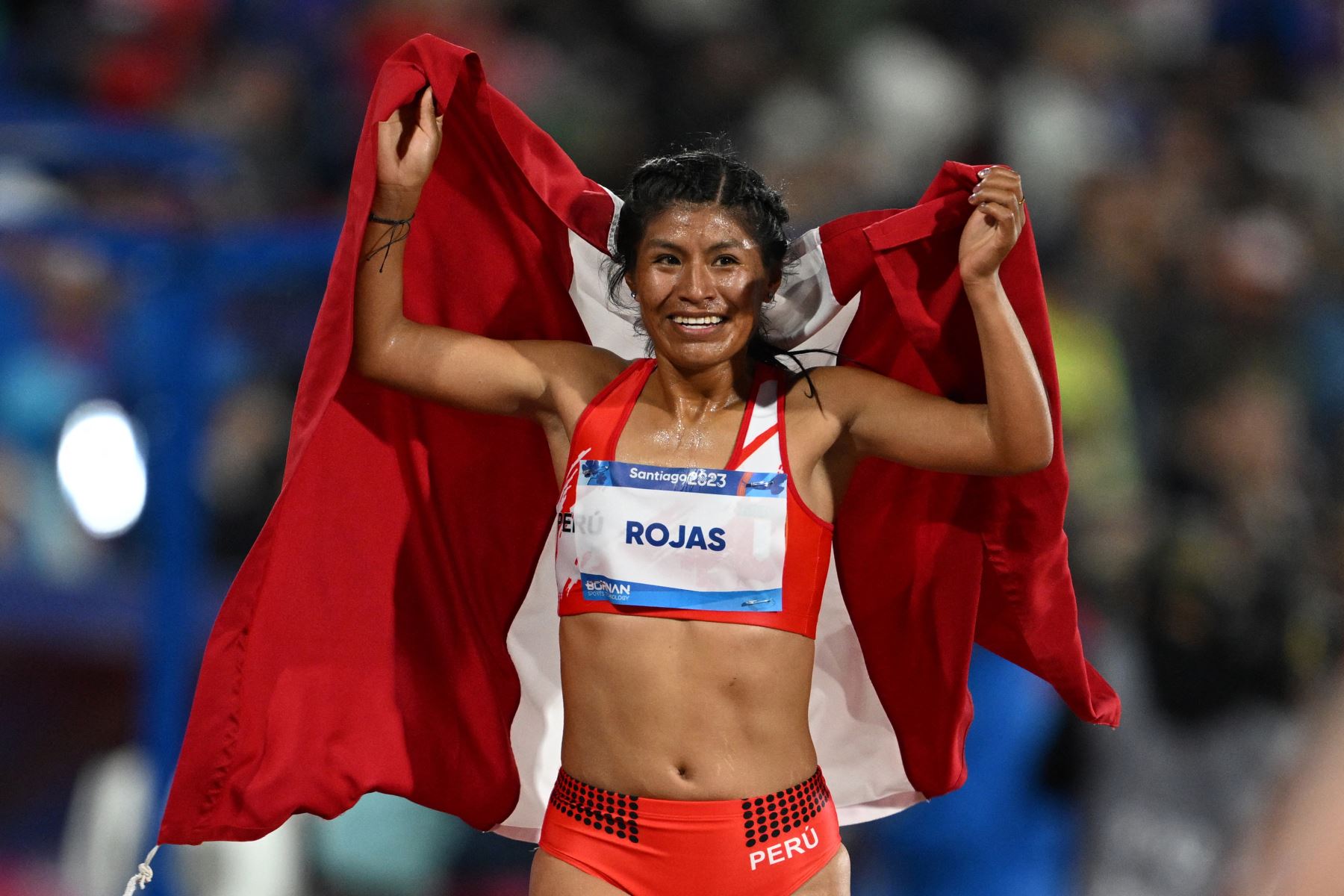 La peruana Luz Mery Rojas celebra tras ganar la final femenina de 10,000 m de los Juegos Panamericanos Santiago 2023. Foto: AFP