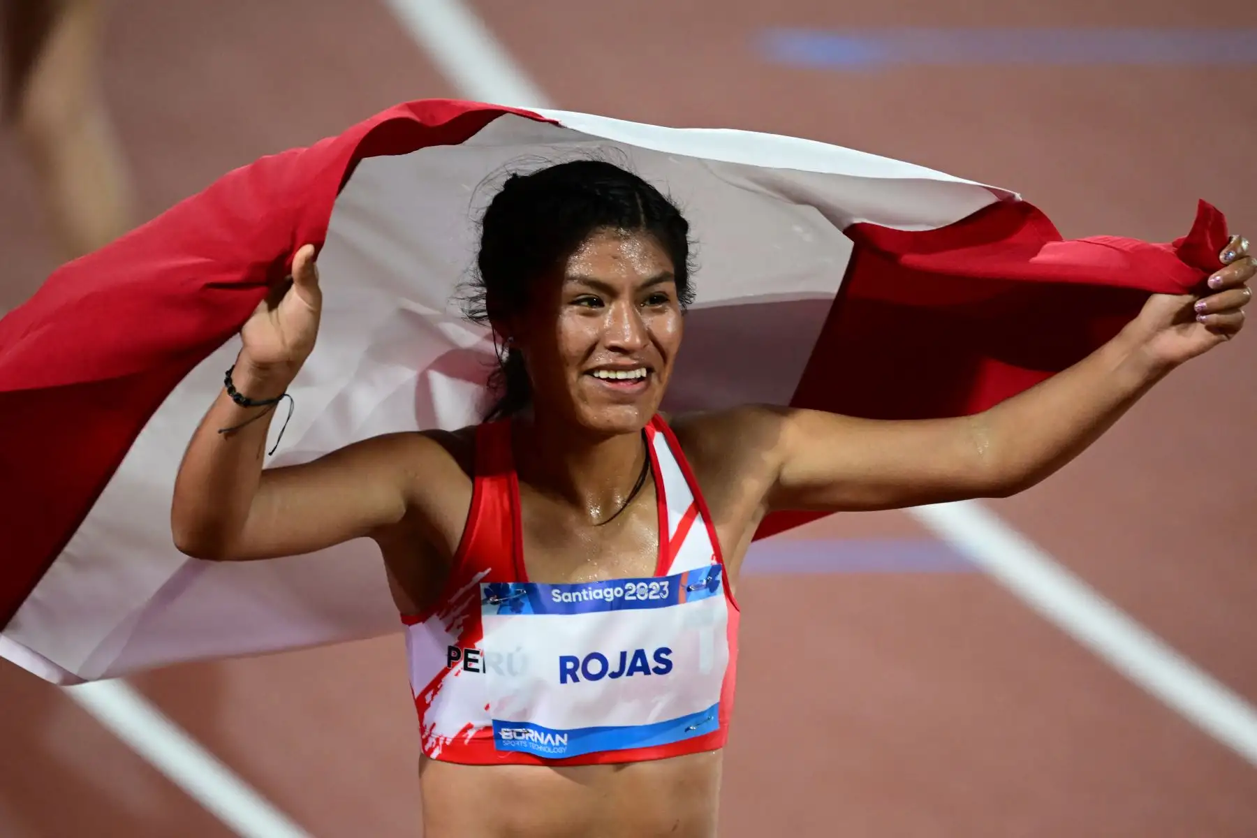 Arropada con los aplausos sonoros de los peruanos que resaltaron su hazaña, la atleta Luz Mery Rojas llegó este miércoles a Lima procedente de Santiago, donde se coronó campeona en los Juegos Panamericanos al quedarse con la medalla de oro en los 10,000 metros. La deportista de Huancayo fue recibida por el presidente del Instituto Peruano del Deporte (IPD), Guido Flores Marchan.


 Foto. ANDINA/ AFP