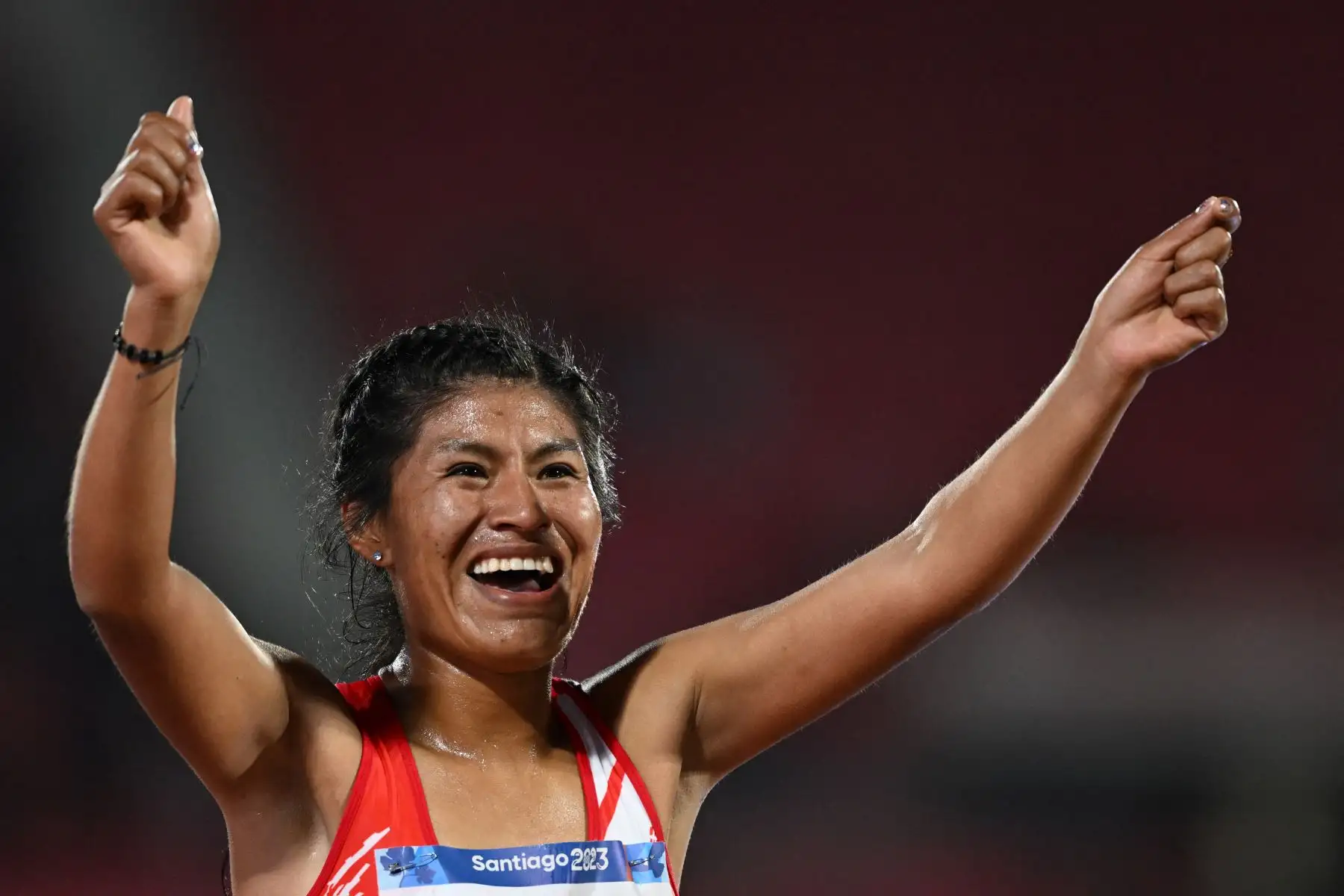 La peruana Luz Mery Rojas Llanco celebra tras ganar la final femenina de 10.000 m de los Juegos Panamericanos Santiago 2023 en el Estadio Nacional de Santiago. Foto: ANDINA/AFP