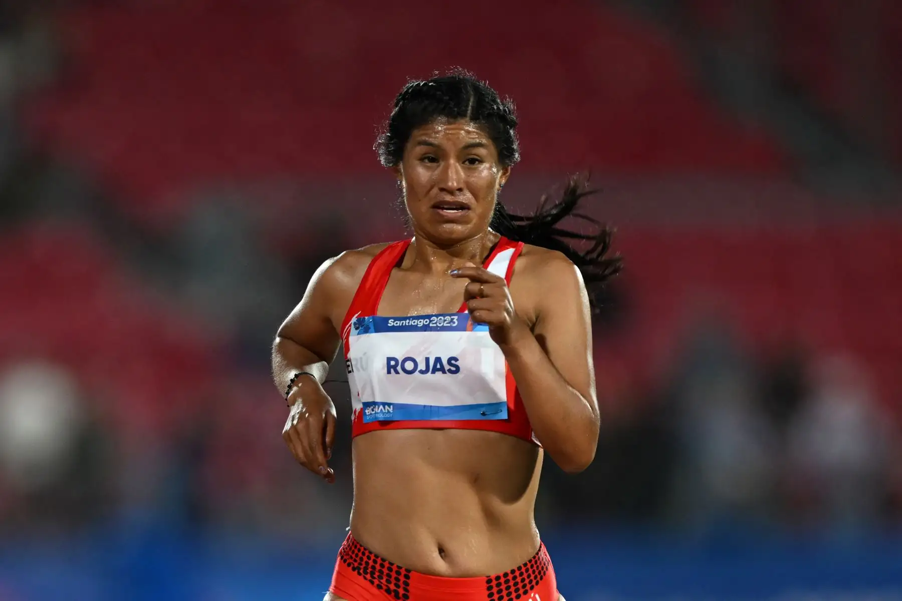 La peruana Luz Mery Rojas Llanco compite para ganar la final femenina de 10.000 m de los Juegos Panamericanos Santiago 2023 en el Estadio Nacional de Santiago. Foto : ANDINA/ AFP