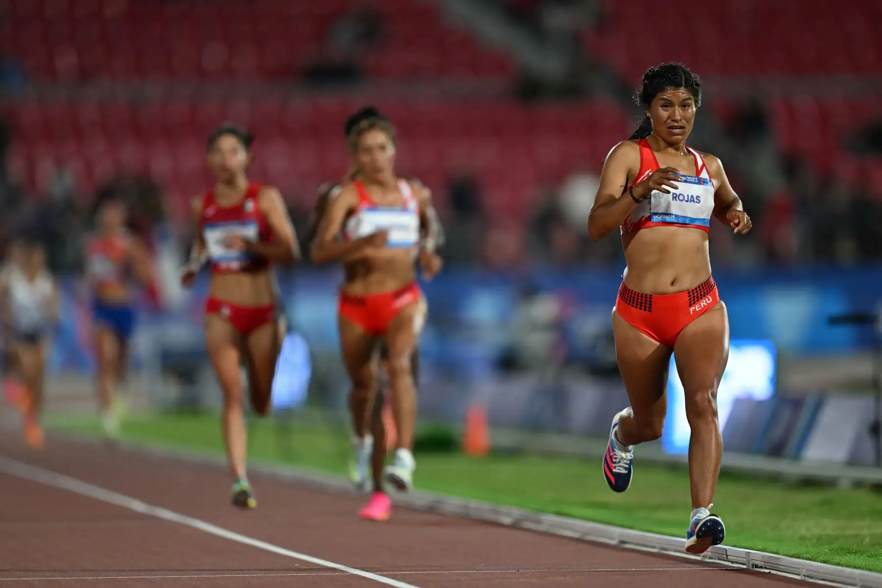 Arropada con los aplausos sonoros de los peruanos que resaltaron su hazaña, la atleta Luz Mery Rojas llegó este miércoles a Lima procedente de Santiago, donde se coronó campeona en los Juegos Panamericanos al quedarse con la medalla de oro en los 10,000 metros. La deportista de Huancayo fue recibida por el presidente del Instituto Peruano del Deporte (IPD), Guido Flores Marchan.


Foto. ANDINA/AFP