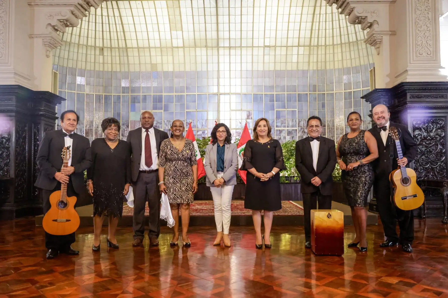 Presidenta de la república, Dina Boluarte, participó en la ceremonia de reconocimiento como Personalidad Meritoria de la Cultura y declaratoria de Patrimonio Cultural de la Nación en el Día de la Canción Criolla. Foto: ANDINA/ Prensa Presidencia