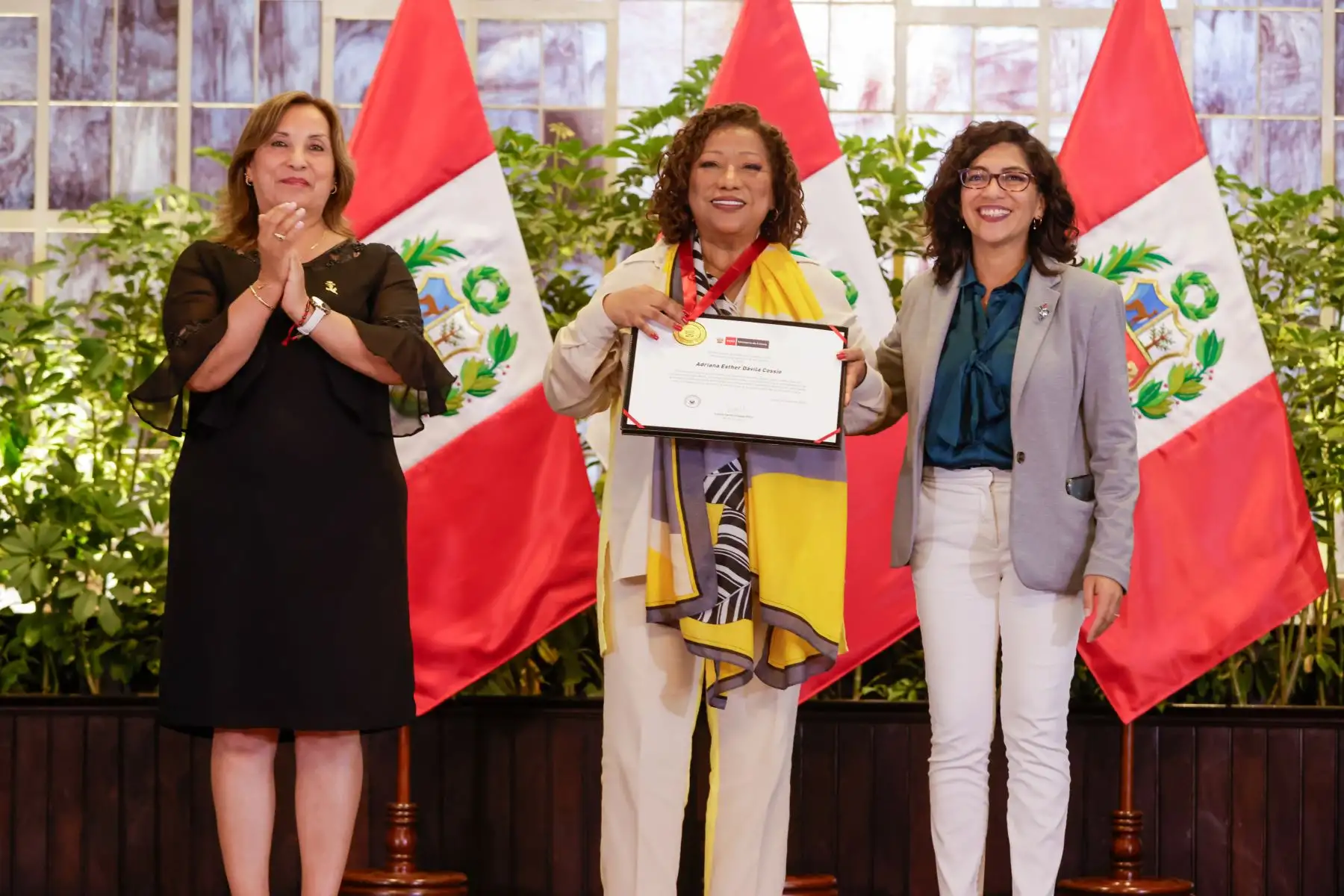 Presidenta de la república, Dina Boluarte, participó en la ceremonia de reconocimiento como Personalidad Meritoria de la Cultura y declaratoria de Patrimonio Cultural de la Nación en el Día de la Canción Criolla. Foto: ANDINA/ Prensa Presidencia