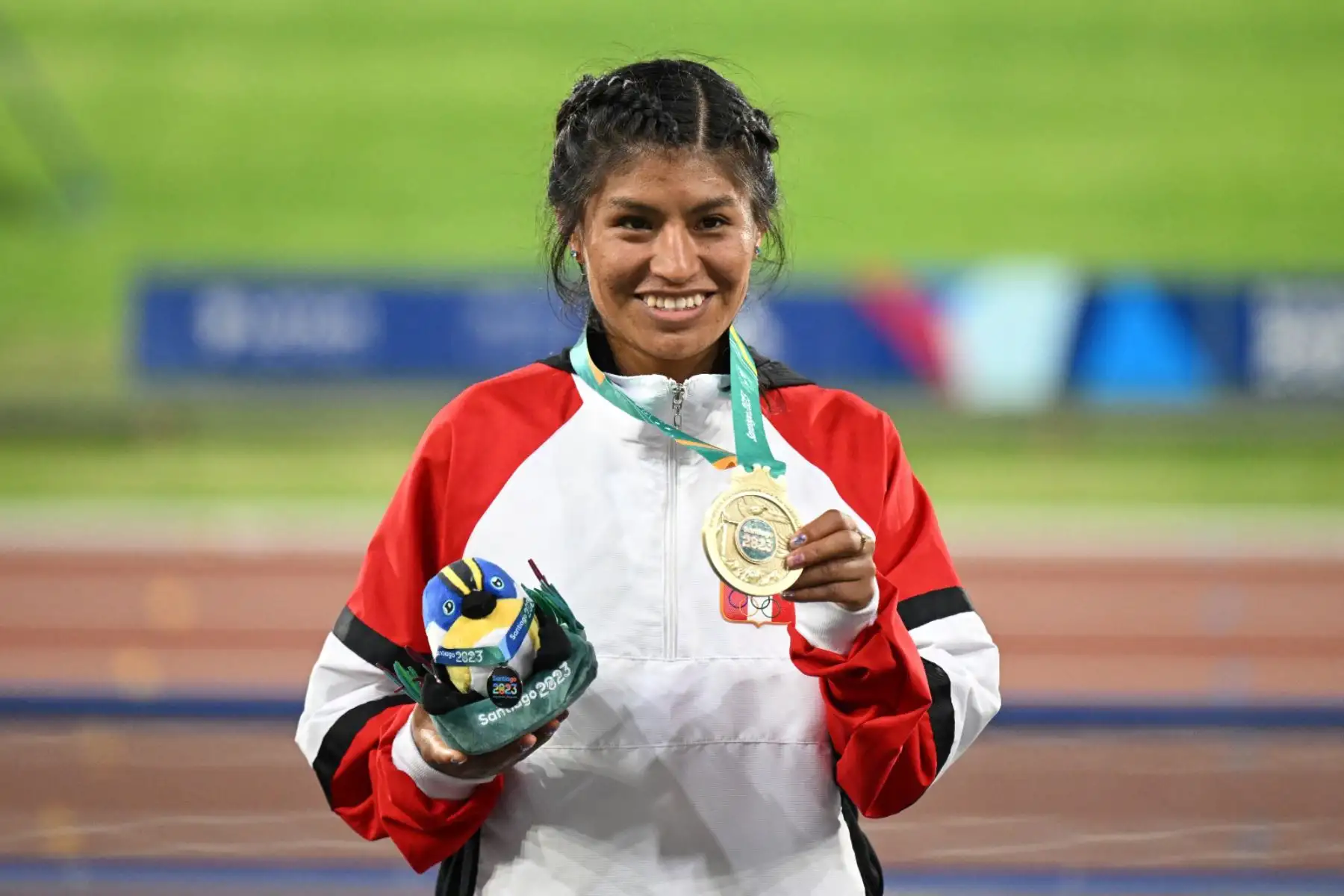 La peruana Luz Mery Rojas Llanco posa en el podio con su medalla de oro tras la final femenina de 10.000 m de los Juegos Panamericanos Santiago 2023 en el Estadio Nacional de Santiago. Foto: AFP