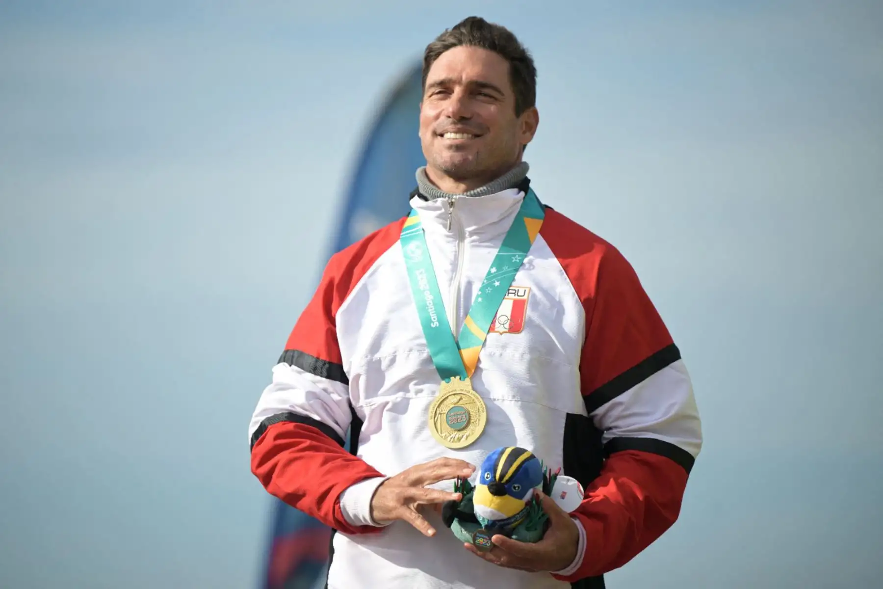 El peruano Benoit Clemente posa en el podio con su medalla de oro tras la final masculina de surf longboard de los Juegos Panamericanos Santiago 2023 en la playa Punta de Lobos de Pichilemu, Chile. Foto: AFP