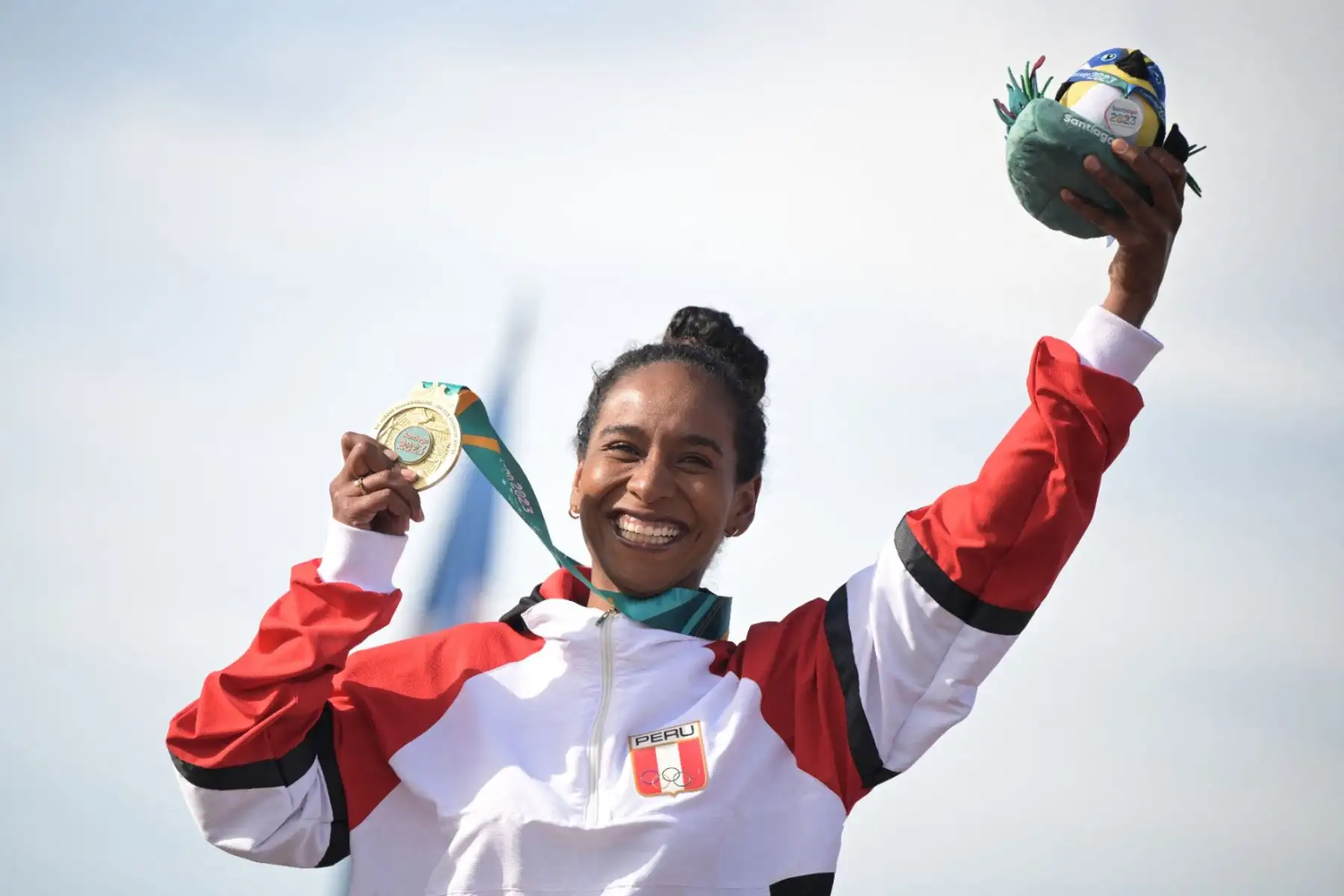 La peruana María Fernanda Reyes posa en el podio con su medalla de oro tras la final femenina de surf longboard de los Juegos Panamericanos Santiago 2023 en la playa Punta de Lobos de Pichilemu, Chile. Foto:  AFP