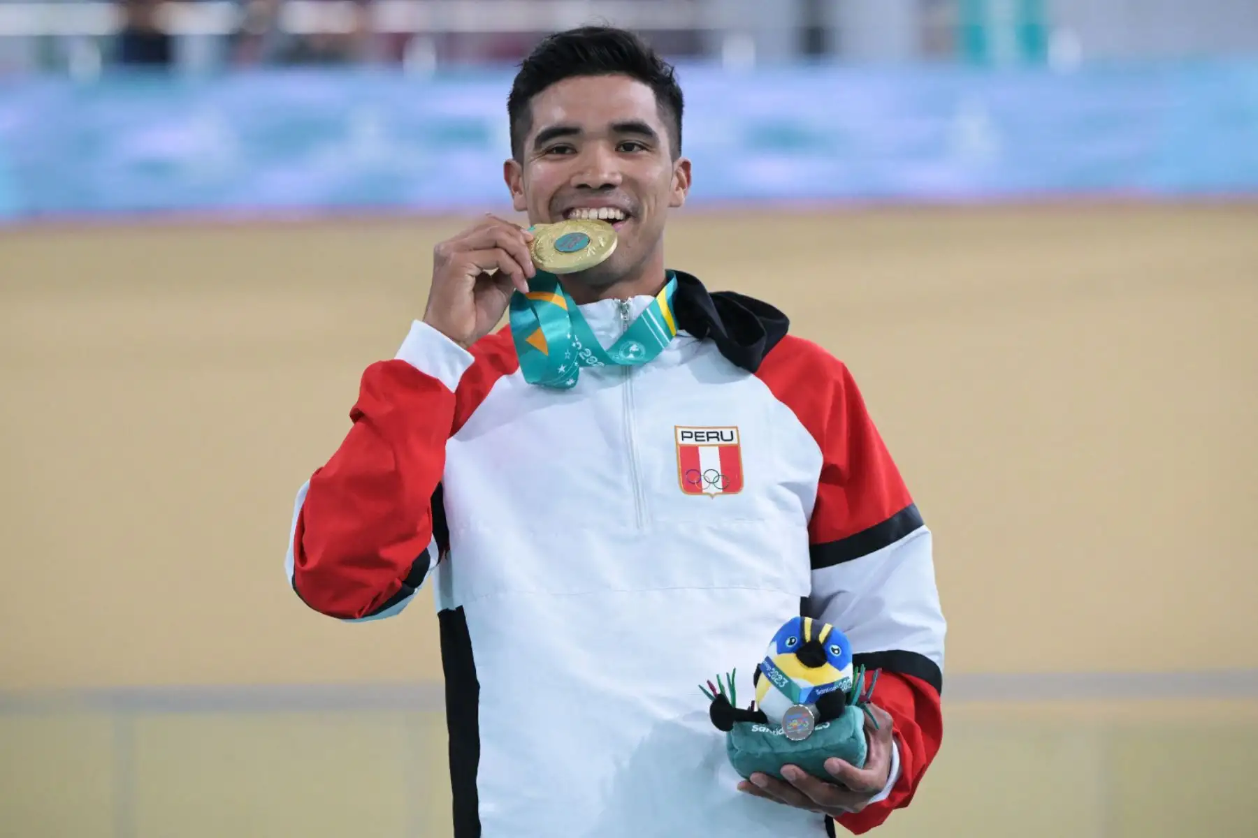 Hugo Ruiz, de Perú, posa con la medalla de oro durante la ceremonia del podio del evento de puntos omnium masculino de ciclismo en pista durante los Juegos Panamericanos Santiago 2023 en el Velódromo de Santiago. Foto: AFP