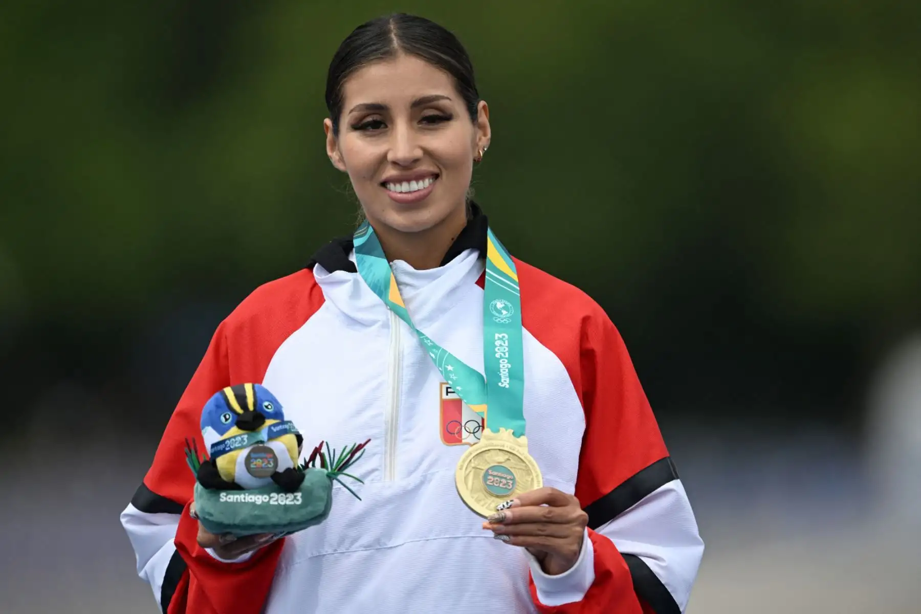 La peruana Gabriela Kimberly García posa en el podio con su medalla de oro después de la carrera de atletismo femenino de 20 km de caminata durante los Juegos Panamericanos Santiago 2023 en Santiago. Foto: AFP