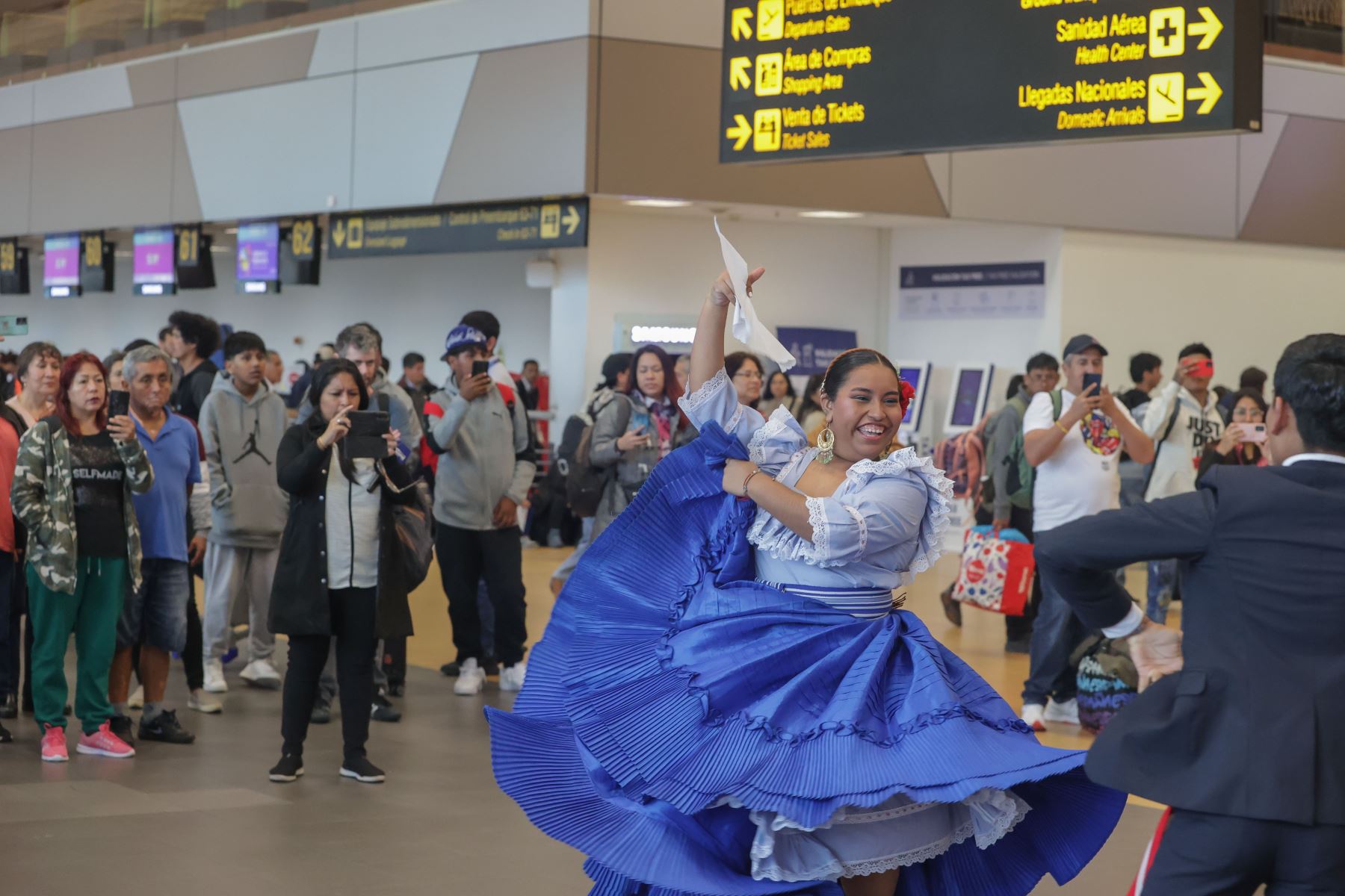 Turistas y personas que esperaban la llegada de sus familiares en el Aeropuerto Internacional Jorge Chávez se animaron a bailar con los danzantes de marinera y festejo, en el marco de la actividad ofrecida por el Día de la Canción Criolla. Foto: ANDINA/Andrés Valle.