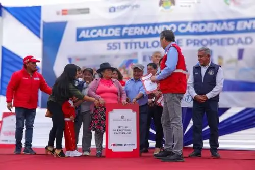 Huaral: Cofopri entregó títulos de propiedad a familias, colegio y comisaría.