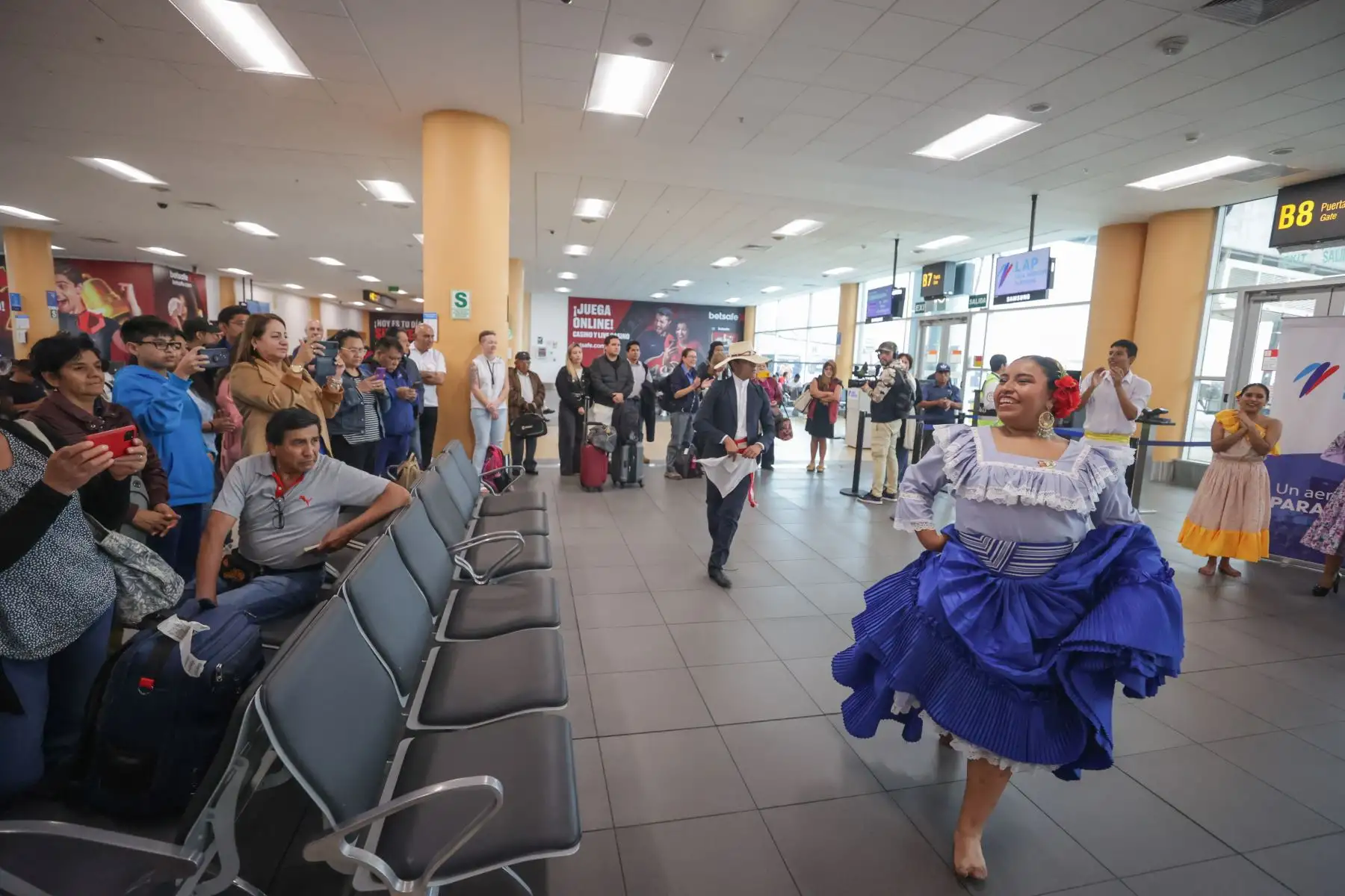 Con motivo de la celebración del Día de la Canción Criolla, el Aeropuerto Jorge Chávez realizó una activación a ritmo de guitarra y cajón para recibir y despedir a los pasajeros que transitaban por los terminales aéreos este martes 31. Polka y vals, música afroperuana (festejo) y marinera norteña fueron algunos de los ritmos que representaron los danzantes ofreciendo a los pasajeros una experiencia única con sentido de peruanidad.
Foto: ANDINA/Andrés Valle