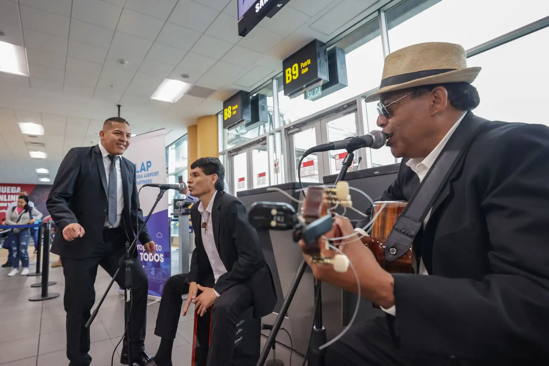 Con motivo de la celebración del Día de la Canción Criolla, el Aeropuerto Jorge Chávez realizó una activación a ritmo de guitarra y cajón para recibir y despedir a los pasajeros que transitaban por los terminales aéreos este martes 31. Polka y vals, música afroperuana (festejo) y marinera norteña fueron algunos de los ritmos que representaron los danzantes ofreciendo a los pasajeros una experiencia única con sentido de peruanidad.
Foto: ANDINA/Andrés Valle