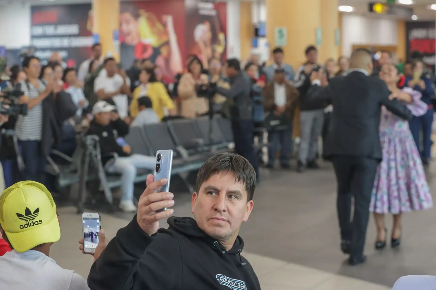 Con motivo de la celebración del Día de la Canción Criolla, el Aeropuerto Jorge Chávez realizó una activación a ritmo de guitarra y cajón para recibir y despedir a los pasajeros que transitaban por los terminales aéreos este martes 31. Polka y vals, música afroperuana (festejo) y marinera norteña fueron algunos de los ritmos que representaron los danzantes ofreciendo a los pasajeros una experiencia única con sentido de peruanidad.
Foto: ANDINA/Andrés Valle