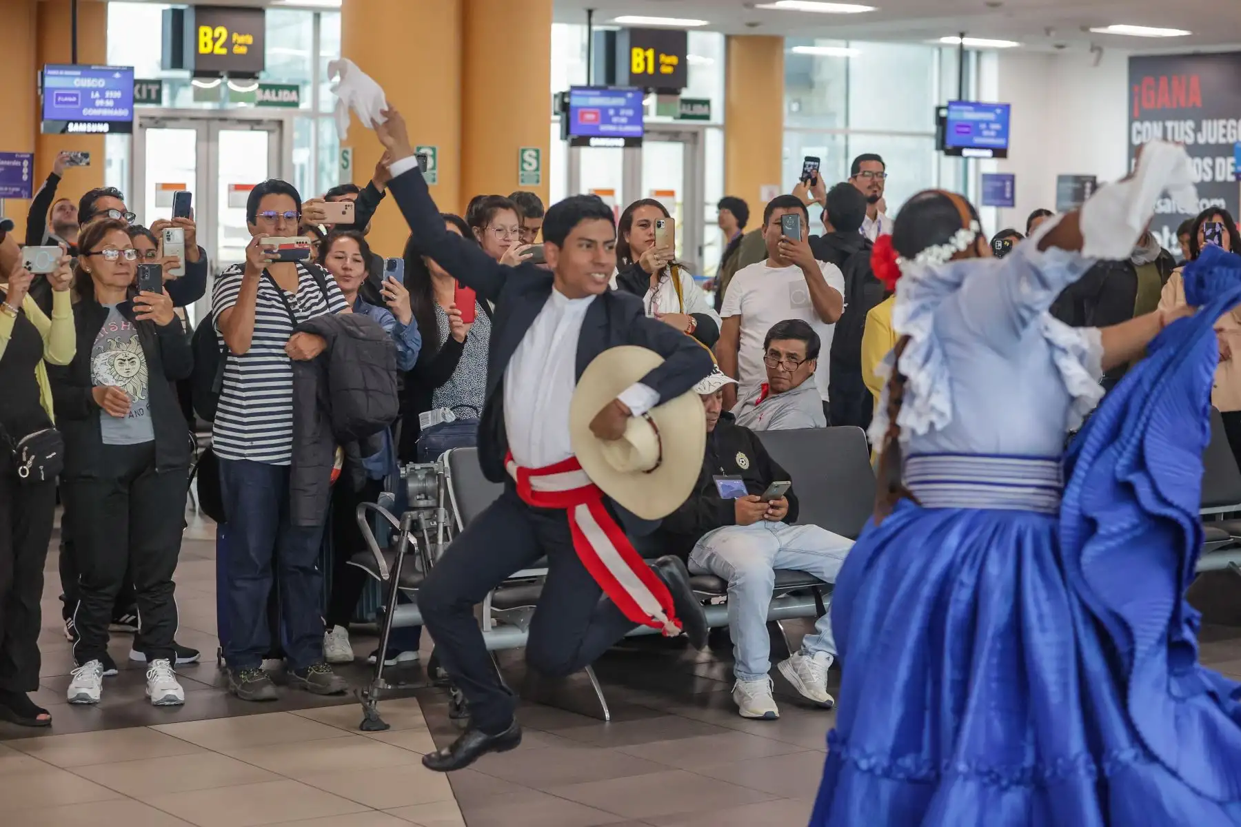 Con motivo de la celebración del Día de la Canción Criolla, el Aeropuerto Jorge Chávez realizó una activación a ritmo de guitarra y cajón para recibir y despedir a los pasajeros que transitaban por los terminales aéreos este martes 31. Polka y vals, música afroperuana (festejo) y marinera norteña fueron algunos de los ritmos que representaron los danzantes ofreciendo a los pasajeros una experiencia única con sentido de peruanidad.
Foto: ANDINA/Andrés Valle