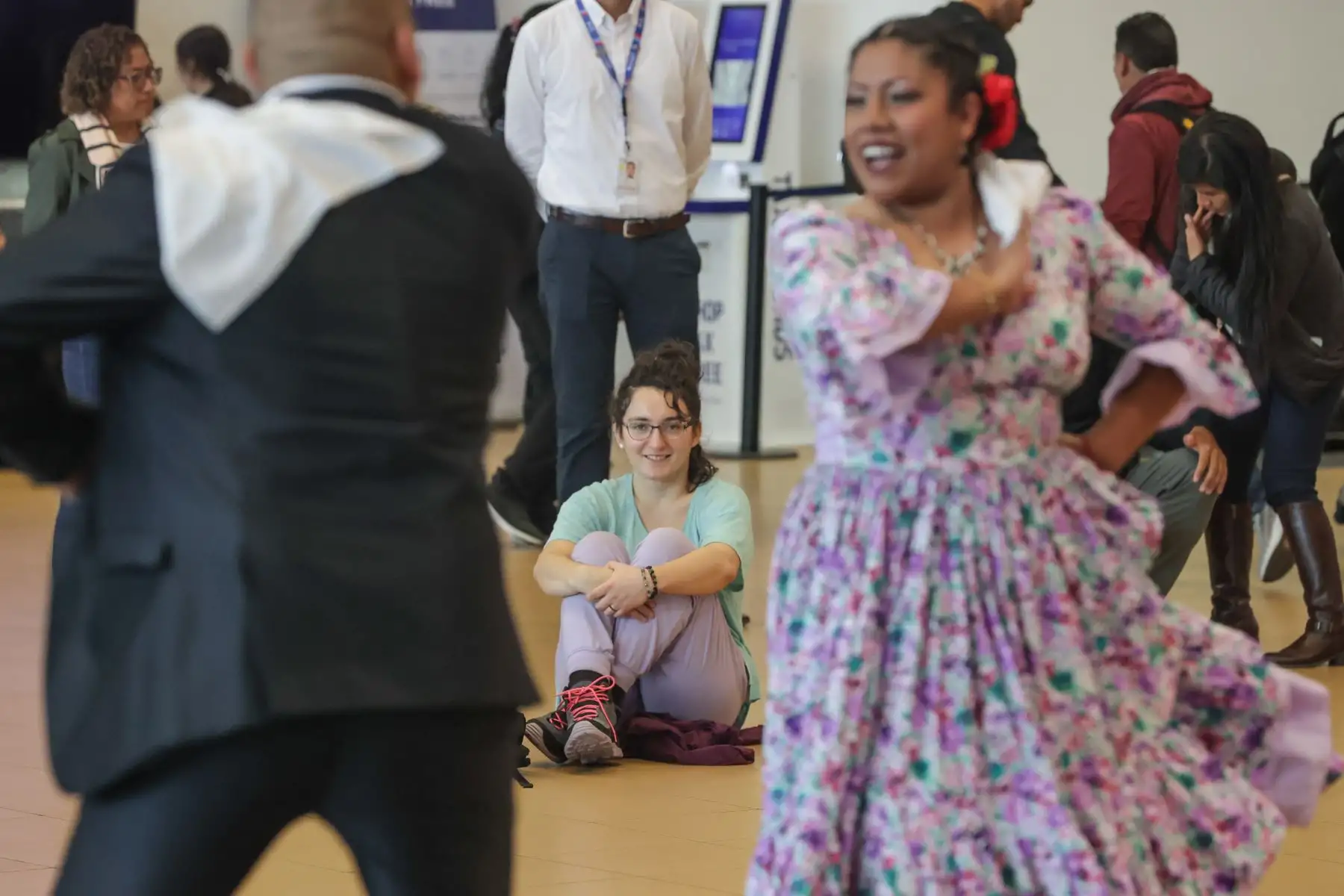 Con motivo de la celebración del Día de la Canción Criolla, el Aeropuerto Jorge Chávez realizó una activación a ritmo de guitarra y cajón para recibir y despedir a los pasajeros que transitaban por los terminales aéreos este martes 31. Polka y vals, música afroperuana (festejo) y marinera norteña fueron algunos de los ritmos que representaron los danzantes ofreciendo a los pasajeros una experiencia única con sentido de peruanidad.
Foto: ANDINA/Andrés Valle