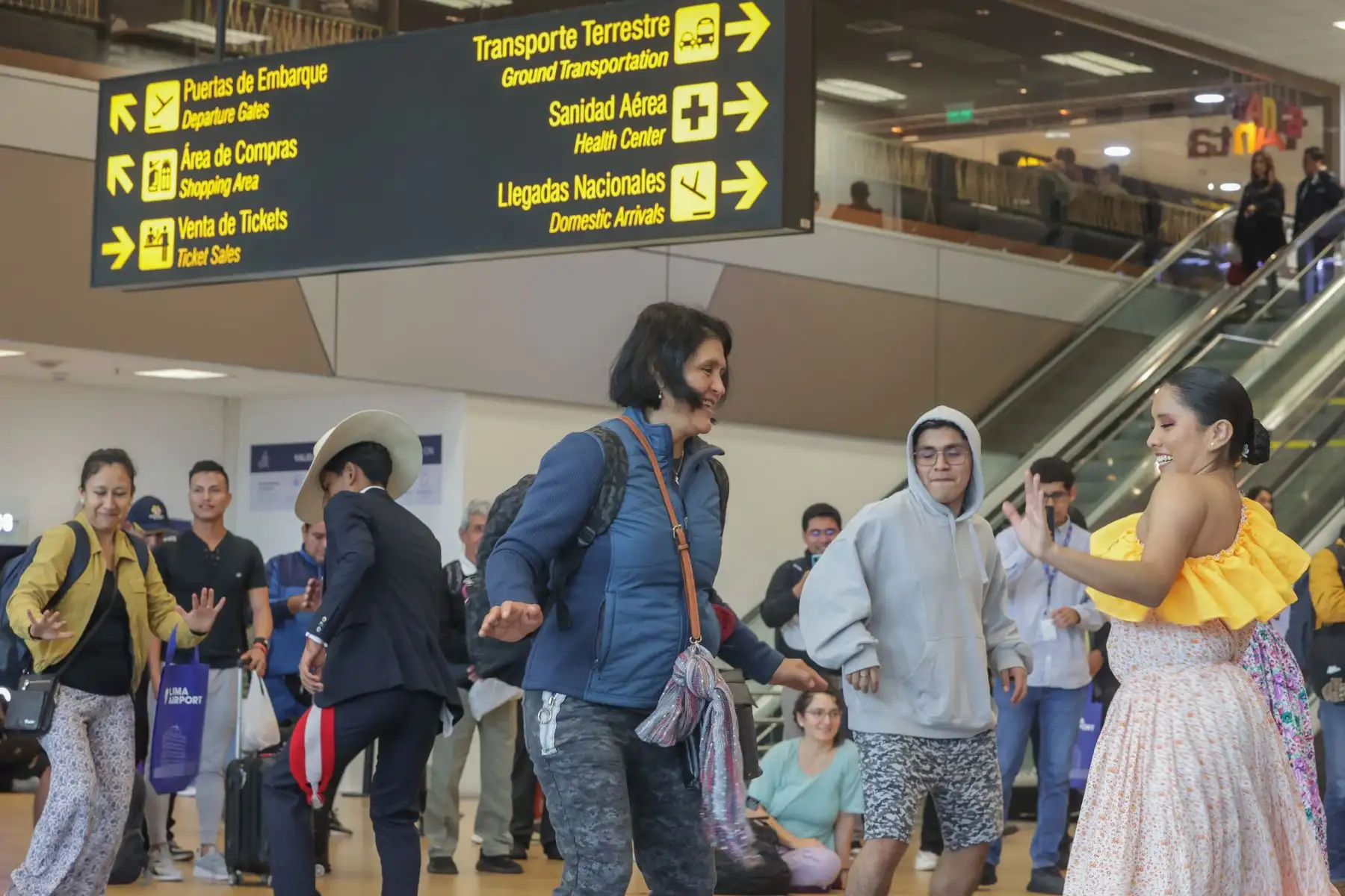 Con motivo de la celebración del Día de la Canción Criolla, el Aeropuerto Jorge Chávez realizó una activación a ritmo de guitarra y cajón para recibir y despedir a los pasajeros que transitaban por los terminales aéreos este martes 31. Polka y vals, música afroperuana (festejo) y marinera norteña fueron algunos de los ritmos que representaron los danzantes ofreciendo a los pasajeros una experiencia única con sentido de peruanidad.
Foto: ANDINA/Andrés Valle
