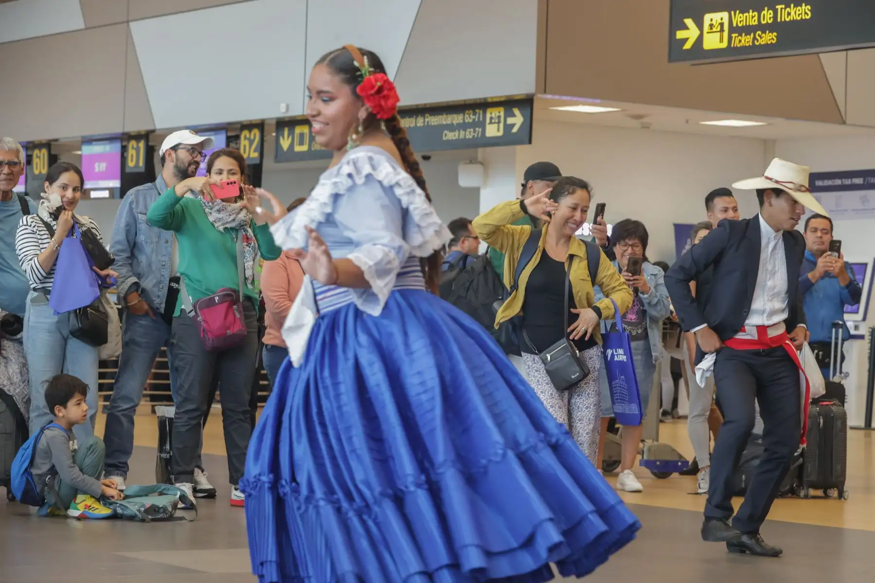 Con motivo de la celebración del Día de la Canción Criolla, el Aeropuerto Jorge Chávez realizó una activación a ritmo de guitarra y cajón para recibir y despedir a los pasajeros que transitaban por los terminales aéreos este martes 31. Polka y vals, música afroperuana (festejo) y marinera norteña fueron algunos de los ritmos que representaron los danzantes ofreciendo a los pasajeros una experiencia única con sentido de peruanidad.
Foto: ANDINA/Andrés Valle