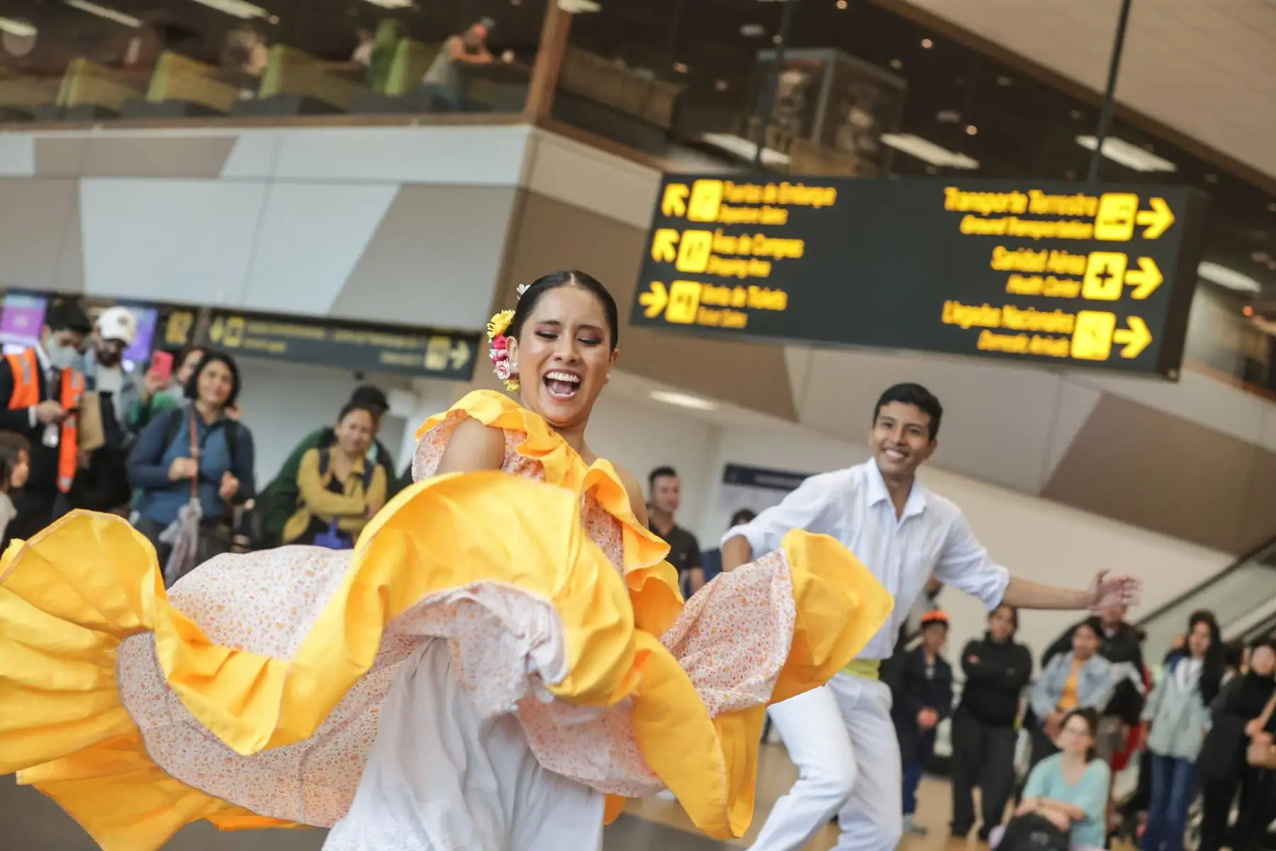 Con motivo de la celebración del Día de la Canción Criolla, el Aeropuerto Jorge Chávez realizó una activación a ritmo de guitarra y cajón para recibir y despedir a los pasajeros que transitaban por los terminales aéreos este martes 31. Polka y vals, música afroperuana (festejo) y marinera norteña fueron algunos de los ritmos que representaron los danzantes ofreciendo a los pasajeros una experiencia única con sentido de peruanidad.
Foto: ANDINA/Andrés Valle