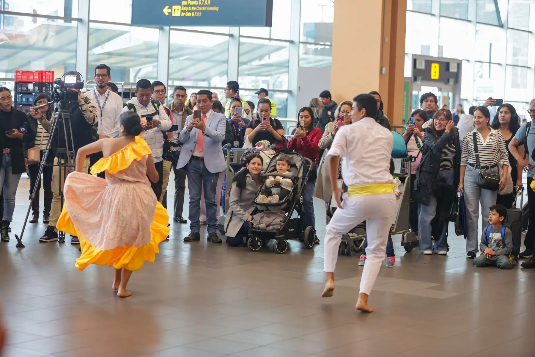 Con motivo de la celebración del Día de la Canción Criolla, el Aeropuerto Jorge Chávez realizó una activación a ritmo de guitarra y cajón para recibir y despedir a los pasajeros que transitaban por los terminales aéreos este martes 31. Polka y vals, música afroperuana (festejo) y marinera norteña fueron algunos de los ritmos que representaron los danzantes ofreciendo a los pasajeros una experiencia única con sentido de peruanidad.
Foto: ANDINA/Andrés Valle