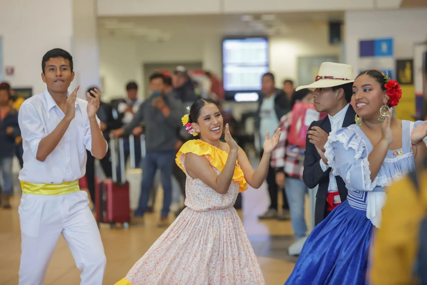 Con motivo de la celebración del Día de la Canción Criolla, el Aeropuerto Jorge Chávez realizó una activación a ritmo de guitarra y cajón para recibir y despedir a los pasajeros que transitaban por los terminales aéreos este martes 31. Polka y vals, música afroperuana (festejo) y marinera norteña fueron algunos de los ritmos que representaron los danzantes ofreciendo a los pasajeros una experiencia única con sentido de peruanidad.
Foto: ANDINA/Andrés Valle