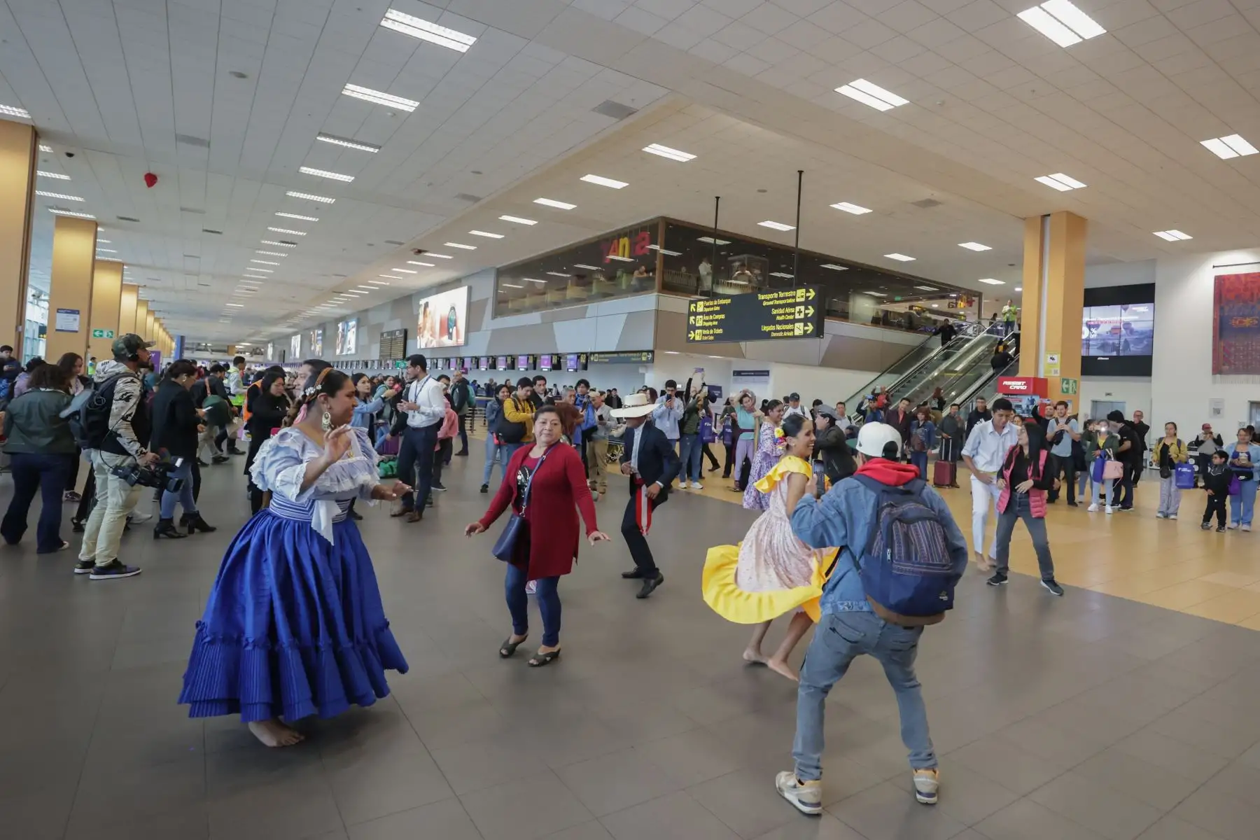 Con motivo de la celebración del Día de la Canción Criolla, el Aeropuerto Jorge Chávez realizó una activación a ritmo de guitarra y cajón para recibir y despedir a los pasajeros que transitaban por los terminales aéreos este martes 31. Polka y vals, música afroperuana (festejo) y marinera norteña fueron algunos de los ritmos que representaron los danzantes ofreciendo a los pasajeros una experiencia única con sentido de peruanidad.
Foto: ANDINA/Andrés Valle