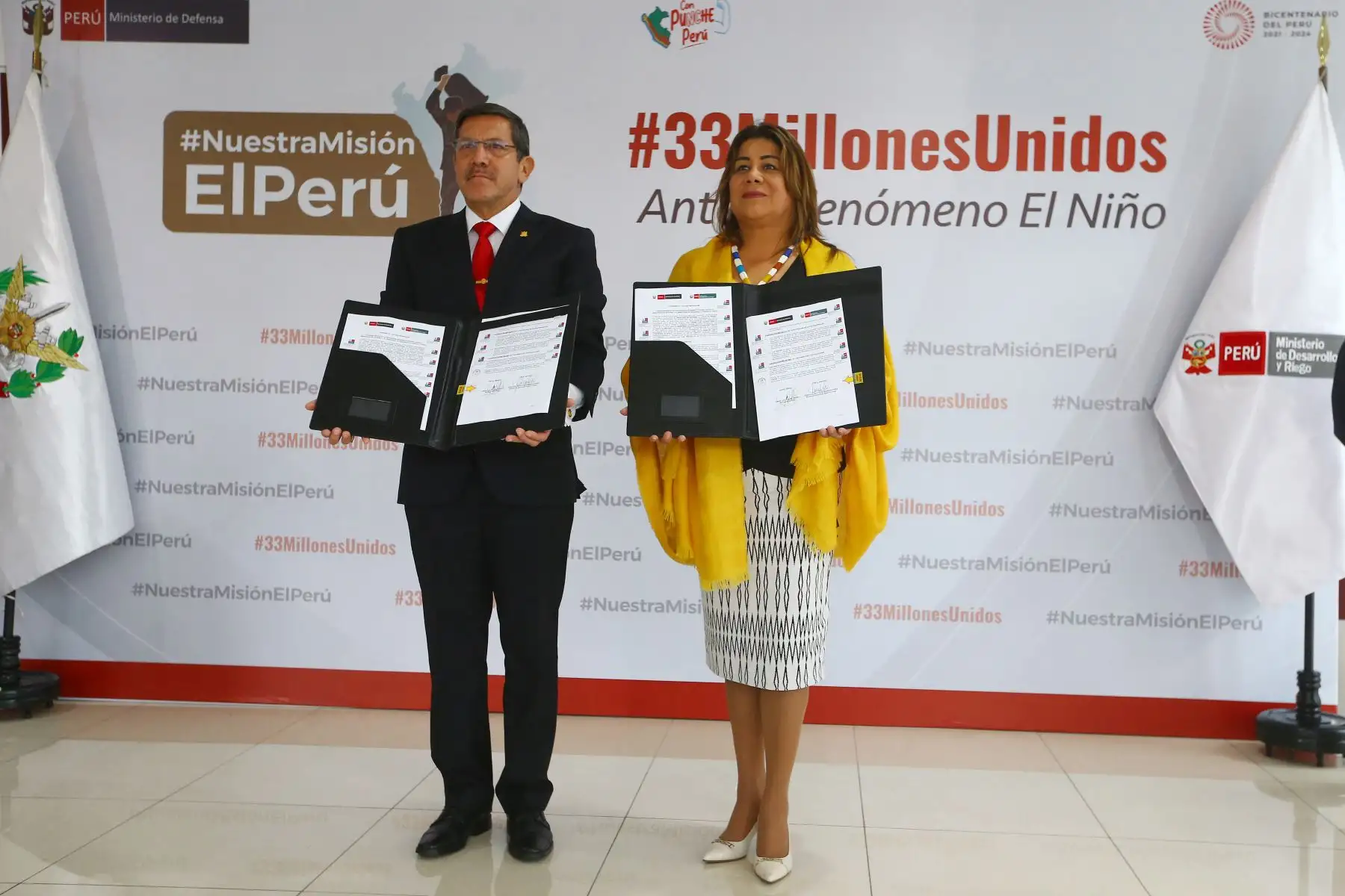El ministro de Defensa, Jorge Luis Chavez Cresta, junto a la ministra de Desarrollo Agrario y Riego, Jennifer Lizetti Contreras Álvarez, suscriben un Convenio Marco de Cooperación Interinstitucional en la sede del Centro de Operaciones de Emergencia Nacional (COEN), en el distrito de Chorrillos.
Foto: ANDINA/Eddy Ramos