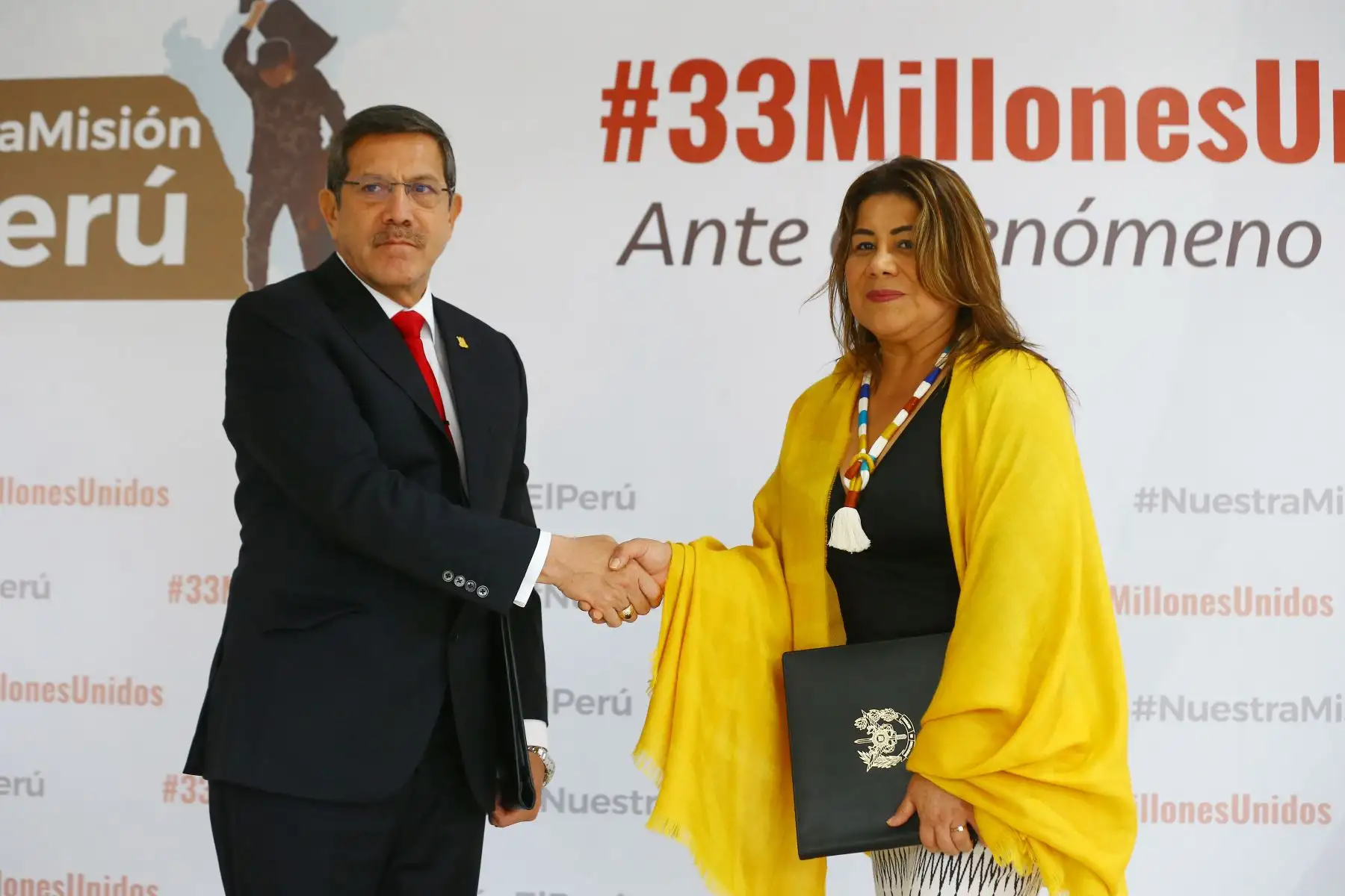 El ministro de Defensa, Jorge Luis Chavez Cresta, junto a la ministra de Desarrollo Agrario y Riego, Jennifer Lizetti Contreras Álvarez, suscriben un Convenio Marco de Cooperación Interinstitucional en la sede del Centro de Operaciones de Emergencia Nacional (COEN), en el distrito de Chorrillos.
Foto: ANDINA/Eddy Ramos