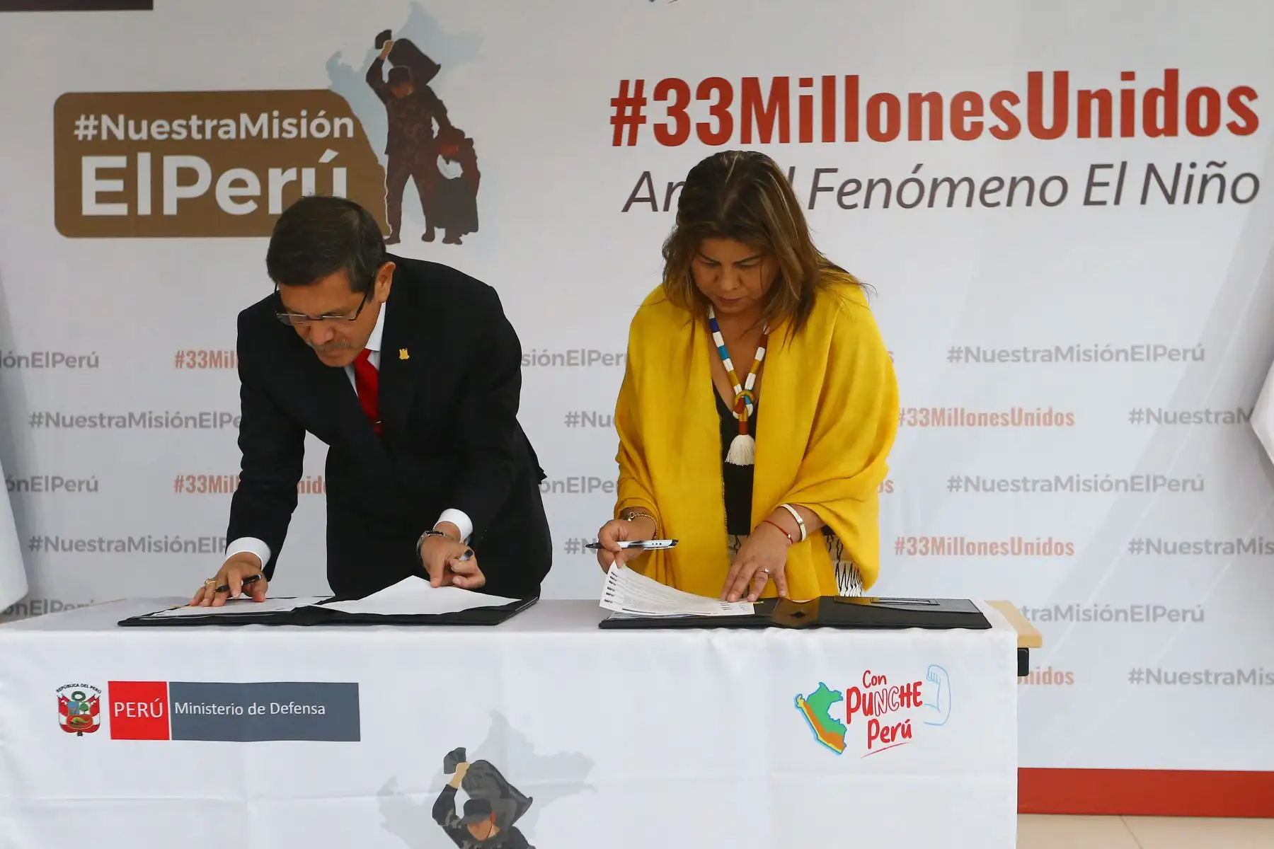 El ministro de Defensa, Jorge Luis Chavez Cresta, junto a la ministra de Desarrollo Agrario y Riego, Jennifer Lizetti Contreras Álvarez, suscriben un Convenio Marco de Cooperación Interinstitucional en la sede del Centro de Operaciones de Emergencia Nacional (COEN), en el distrito de Chorrillos.
Foto: ANDINA/Eddy Ramos