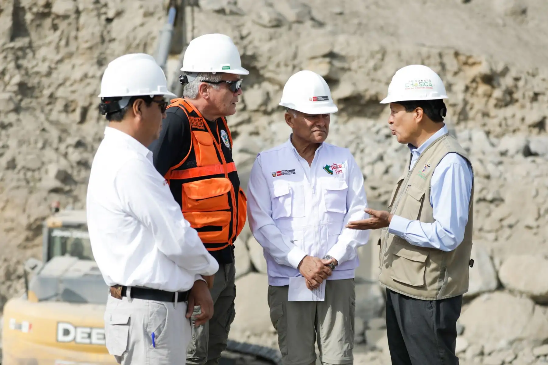 Ministerio de Vivienda inicia trabajos de limpieza y descolmatación en quebrada de Chaclacayo ante Fenómeno El Niño
Foto: Ministerio de Vivienda