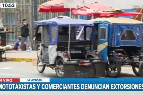 Queman mototaxis de presuntos extorsionadores venezolanos que laboran en La Victoria. Foto: Captura TV