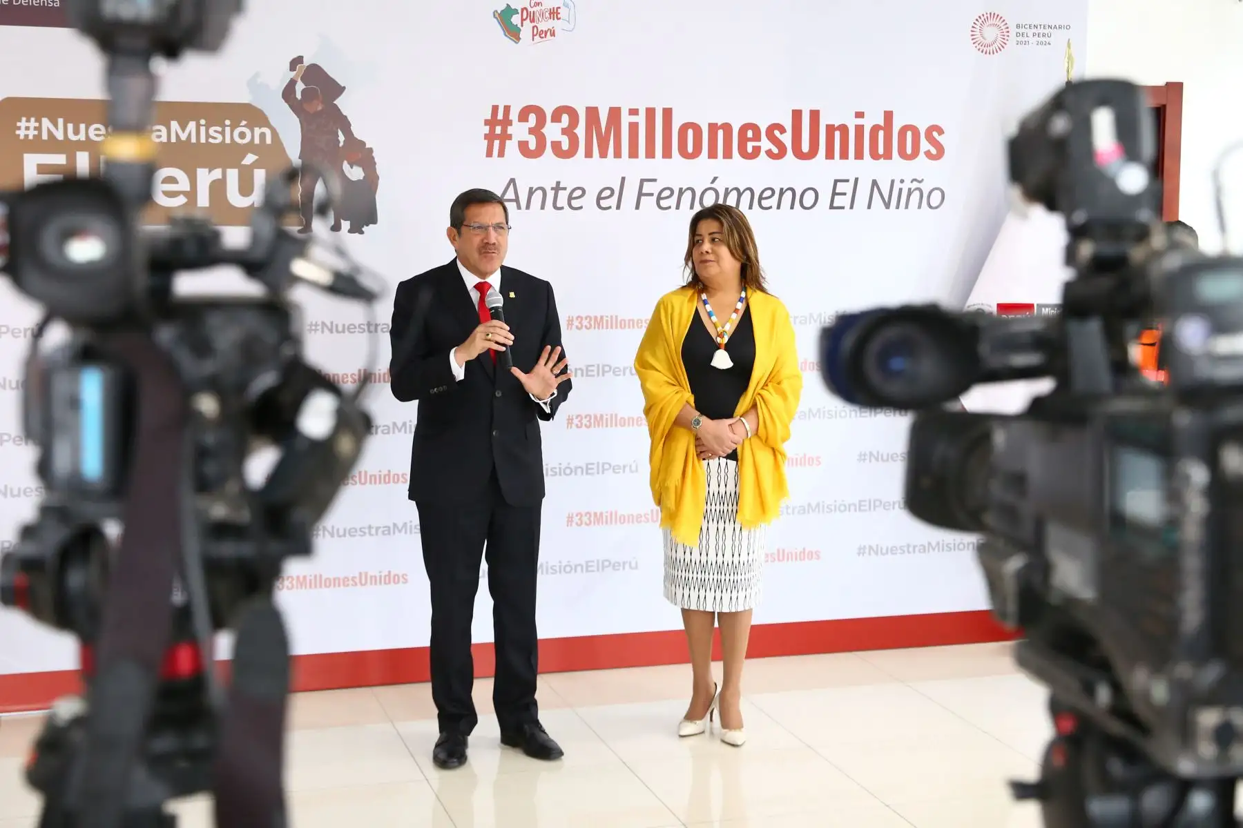 El ministro de Defensa, Jorge Luis Chavez Cresta, junto a la ministra de Desarrollo Agrario y Riego, Jennifer Lizetti Contreras Álvarez, suscriben un Convenio Marco de Cooperación Interinstitucional en la sede del Centro de Operaciones de Emergencia Nacional (COEN), en el distrito de Chorrillos.
Foto: ANDINA/Ministerio de defensa