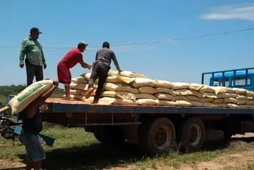 Pequeños agricultores reciben guano de las islas a precios preferenciales gracias a convenios de Agro Rural. Foto: AGRO RURAL/Difusión.