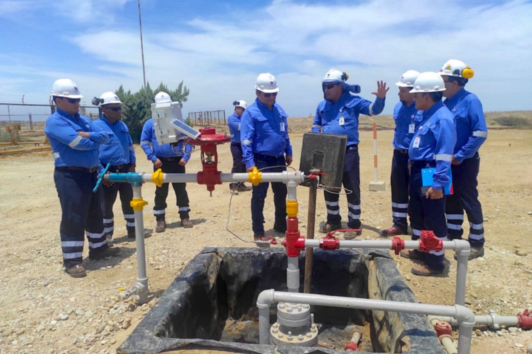 Presidente del Directorio de Petroperú, Pedro Chira Fernández, acompañado de un grupo de profesionales, inspeccionó operatividad de los Lotes I y VI en Talara. Foto: Cortesía.