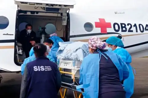 Estos recursos son para que los establecimientos de salud gestionen directamente el traslado aéreo de pacientes SIS en grave estado de salud. , mediante la compra del servicio de ambulancia aérea privada, avionetas, helicópteros e, incluso, pasajes en vuelos comerciales para su traslado a hospitales e institutos especializado de mayor complejidad. ANDINA/ SIS.