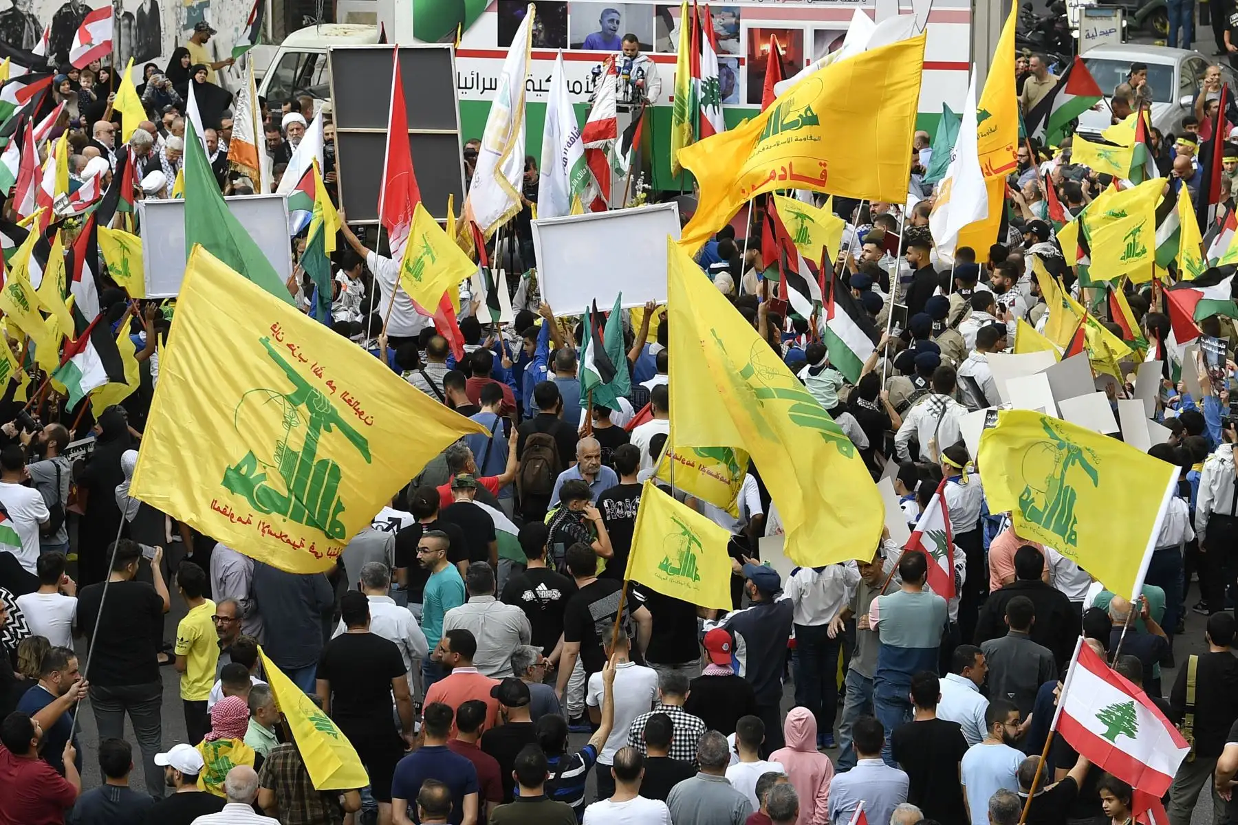 Partidarios de Hezbollah ondean banderas palestinas, libanesas y de Hezbollah durante una protesta en solidaridad con los palestinos, en Beirut, Líbano (octubre de 2023). Foto: EFE