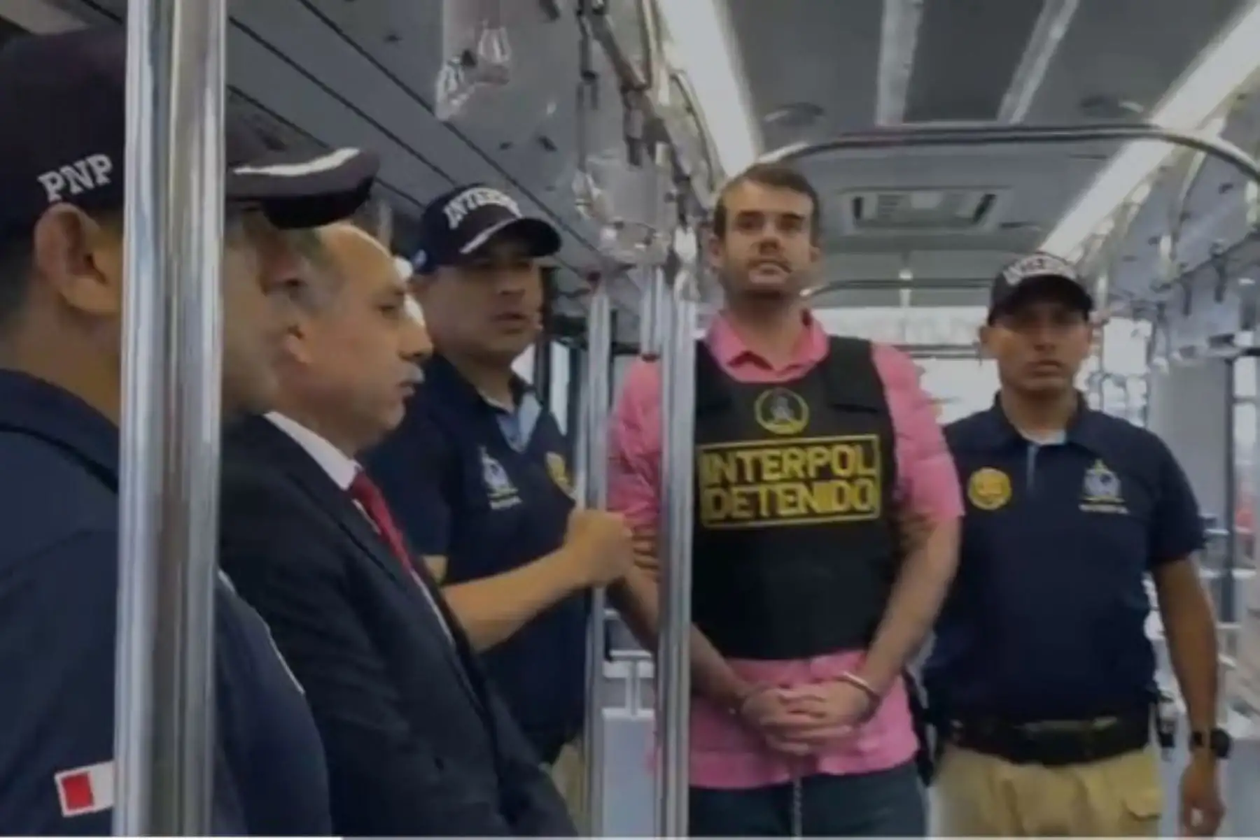 Agentes de la OCN Interpol Lima reciben al feminicida confeso Joran Van der Sloot, quien seguirá cumpliendo su condena en nuestro territorio, por el delito contra la vida, el cuerpo y la salud- Homicidio. Será internado en el Establecimiento Penitenciario Ancón 1. Foto: PNP