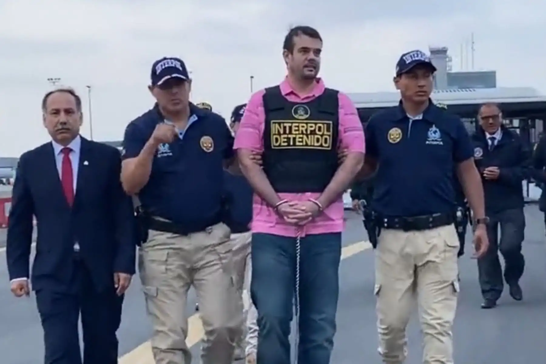 Agentes de la OCN Interpol Lima reciben al feminicida confeso Joran Van der Sloot, quien seguirá cumpliendo su condena en nuestro territorio, por el delito contra la vida, el cuerpo y la salud- Homicidio. Será internado en el Establecimiento Penitenciario Ancón 1. Foto: PNP