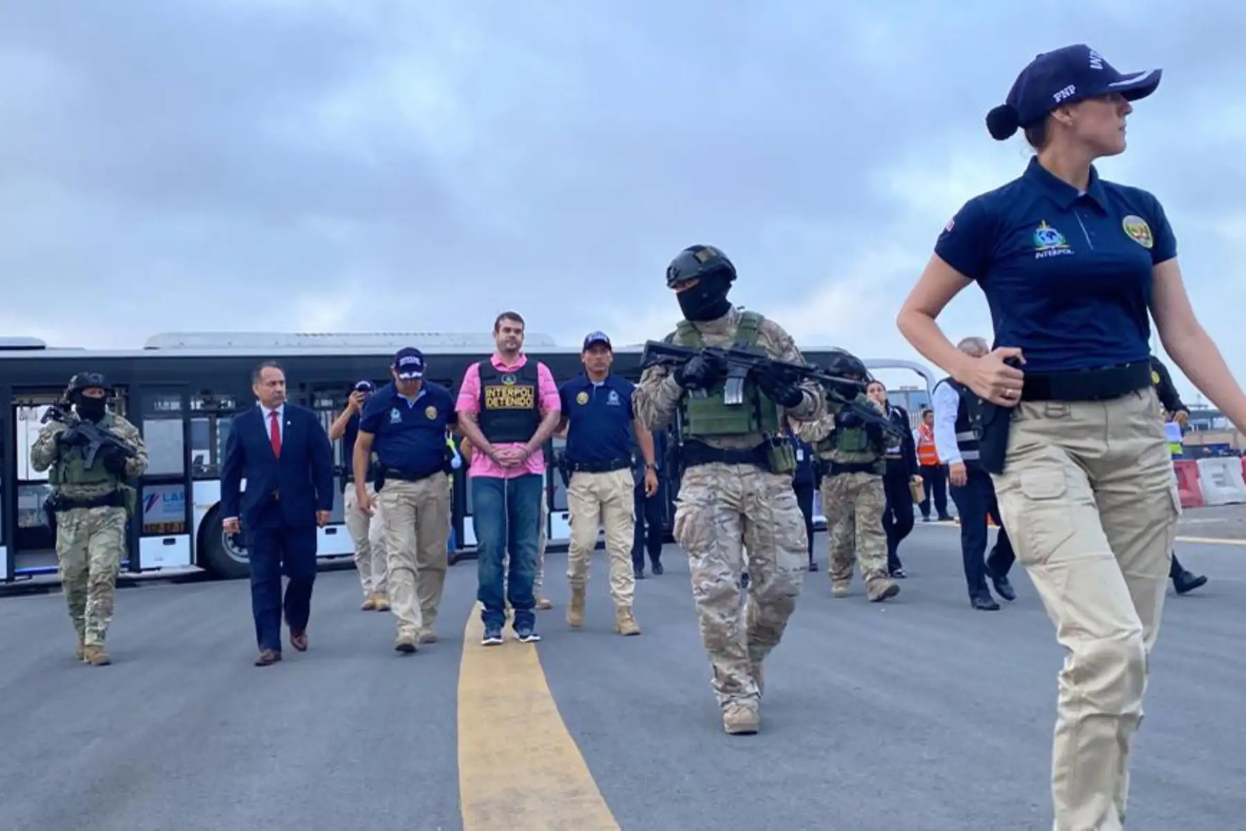 Agentes de la OCN Interpol Lima reciben al feminicida confeso Joran Van der Sloot, quien seguirá cumpliendo su condena en nuestro territorio, por el delito contra la vida, el cuerpo y la salud- Homicidio. Será internado en el Establecimiento Penitenciario Ancón 1. Foto: PNP