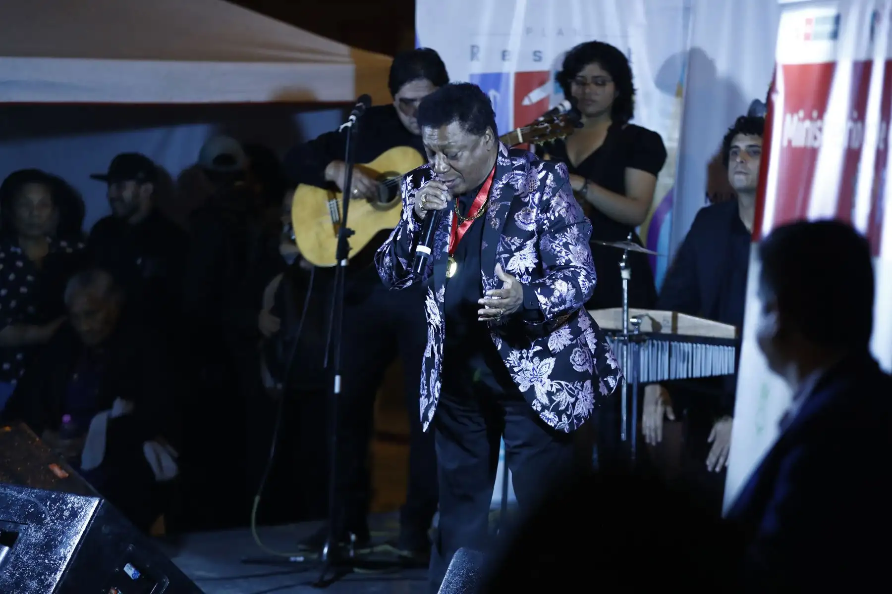 En la plazuela Buenos Aires, ubicada en Barrios Altos, Cercado de Lima, se celebró el Día de la Canción Criolla con una serenata a cargo diversos intérpretes, entre ellos el cantante Manuel Donayre. Foto: ANDINA/Daniel Bracamonte