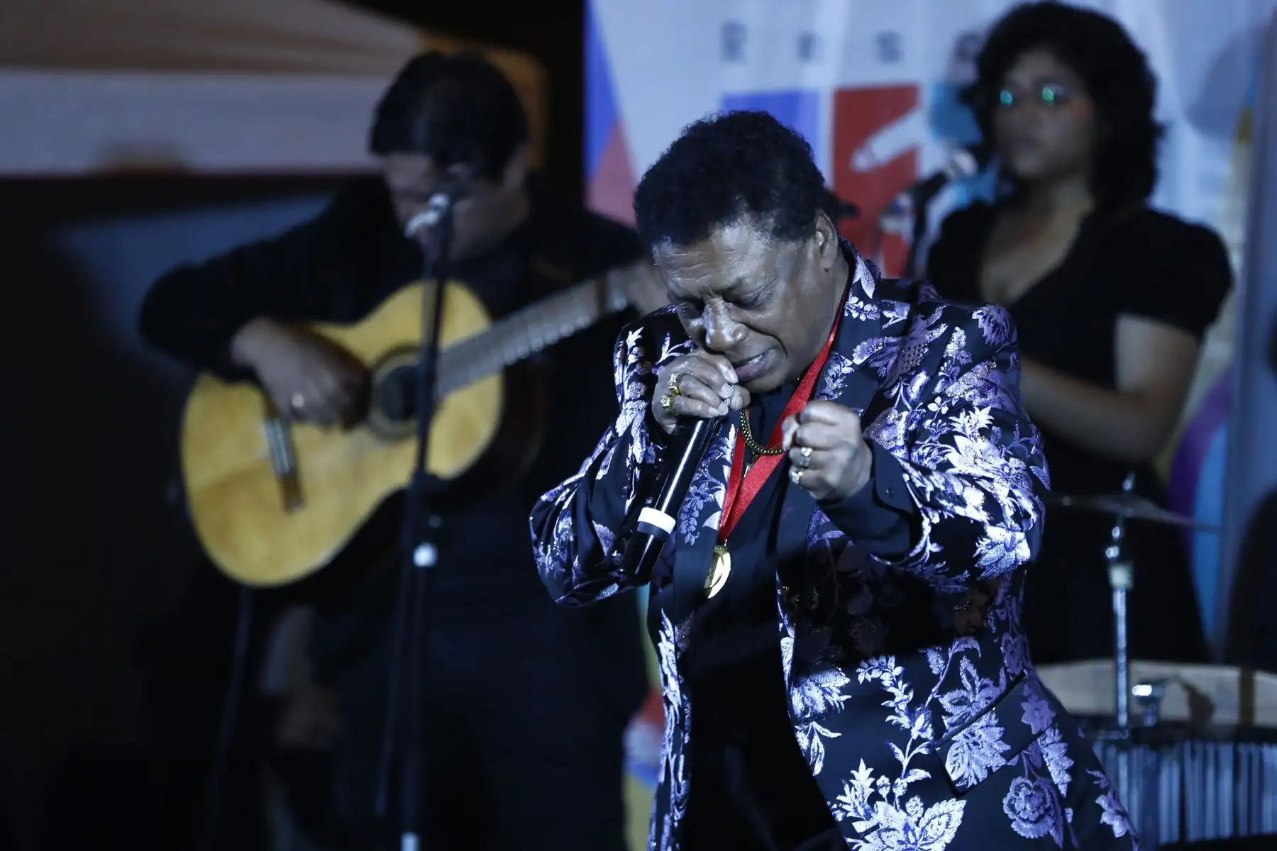 En la plazuela Buenos Aires, ubicada en Barrios Altos, Cercado de Lima, se celebró el Día de la Canción Criolla con una serenata a cargo diversos intérpretes, entre ellos el cantante Manuel Donayre. Foto: ANDINA/Daniel Bracamonte