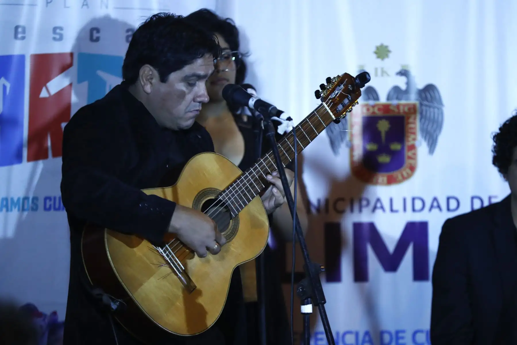 En la plazuela Buenos Aires, ubicada en Barrios Altos, Cercado de Lima, se celebró el Día de la Canción Criolla con una serenata a cargo diversos intérpretes, entre ellos el cantante Manuel Donayre. Foto: ANDINA/Daniel Bracamonte