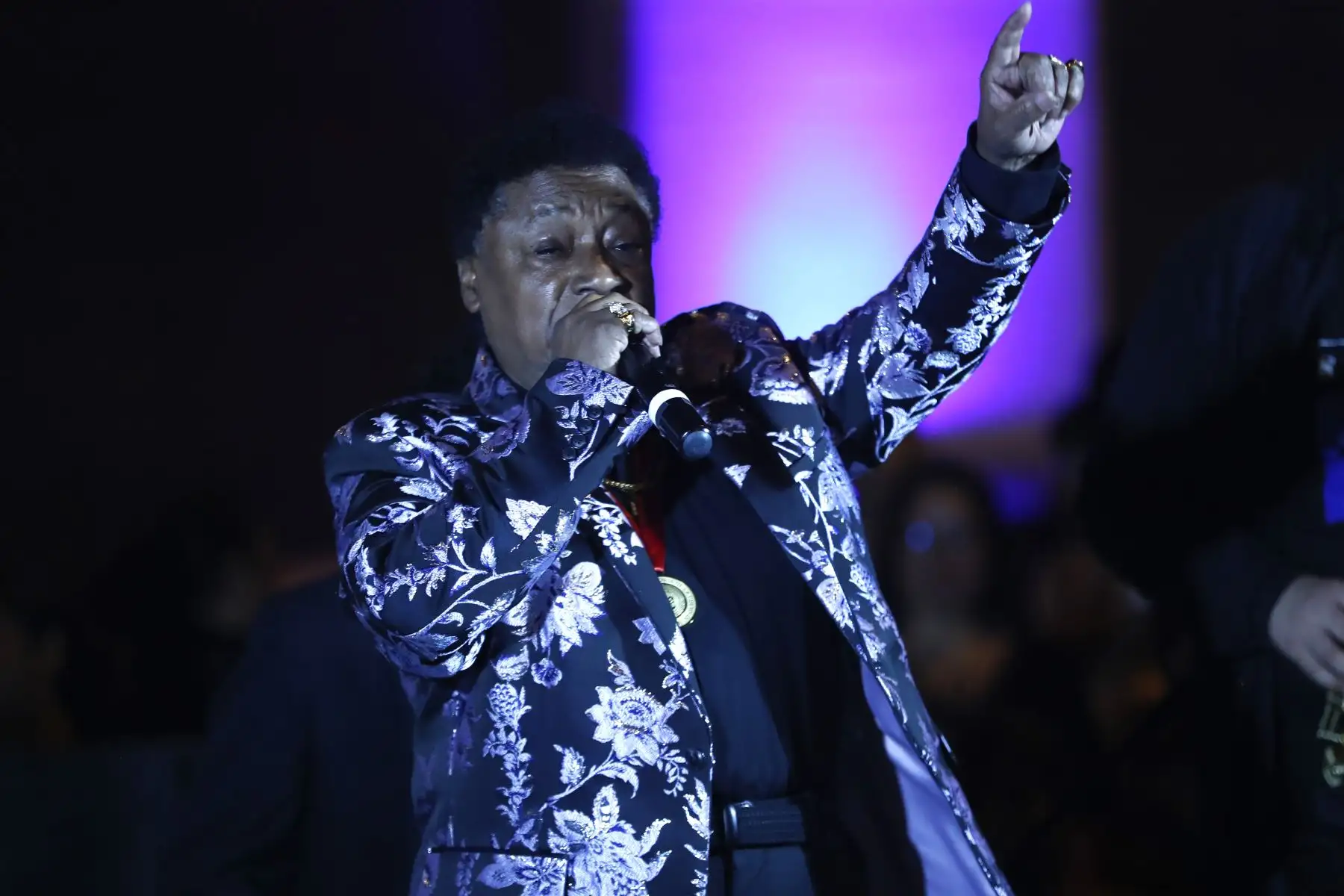 En la plazuela Buenos Aires, ubicada en Barrios Altos, Cercado de Lima, se celebró el Día de la Canción Criolla con una serenata a cargo diversos intérpretes, entre ellos el cantante Manuel Donayre. Foto: ANDINA/Daniel Bracamonte