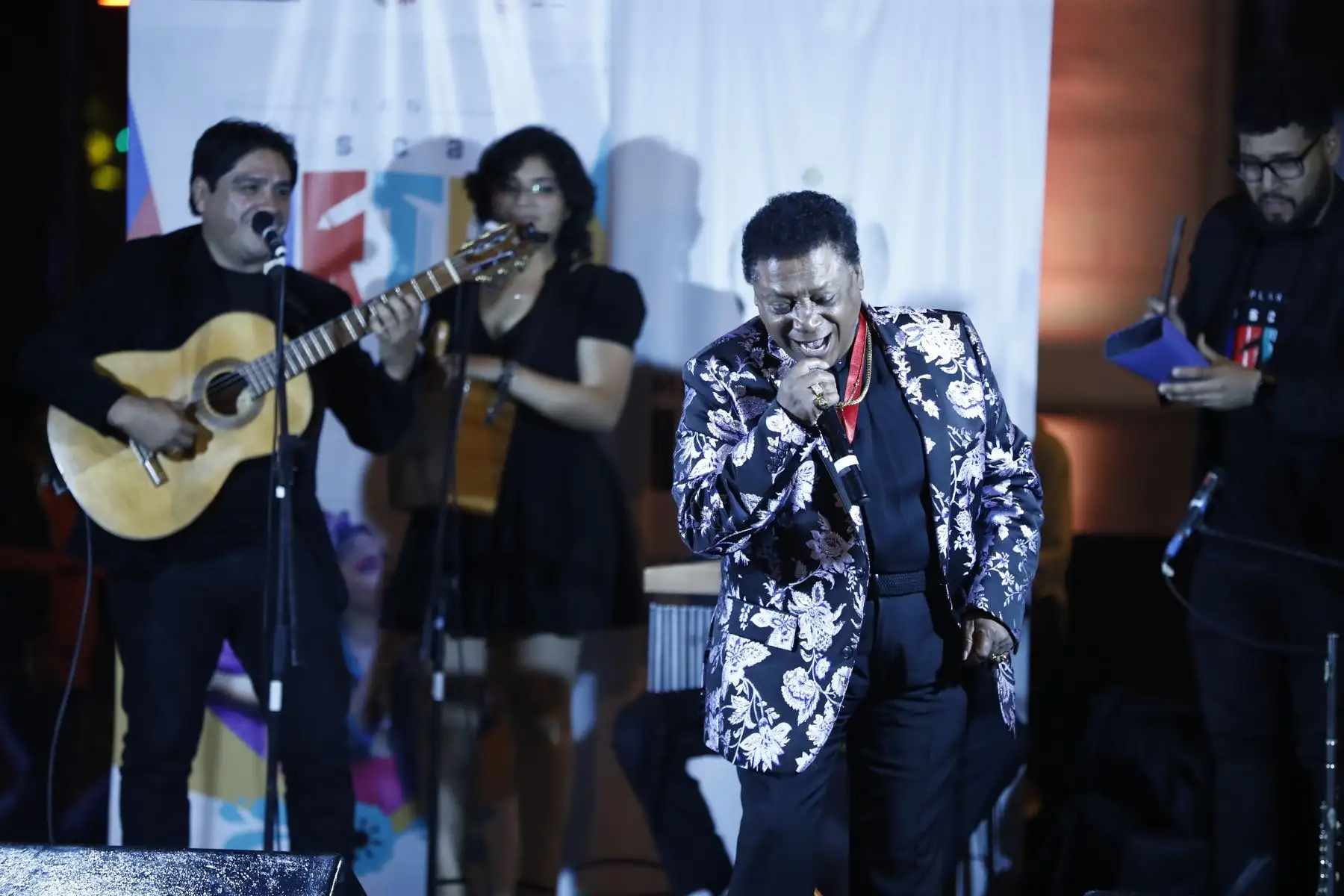 En la plazuela Buenos Aires, ubicada en Barrios Altos, Cercado de Lima, se celebró el Día de la Canción Criolla con una serenata a cargo diversos intérpretes, entre ellos el cantante Manuel Donayre. Foto: ANDINA/Daniel Bracamonte