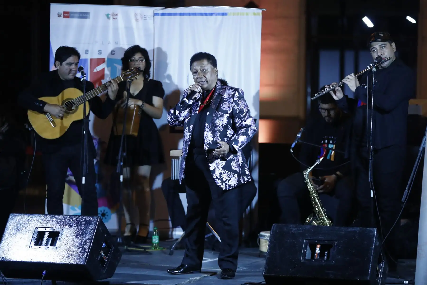 En la plazuela Buenos Aires, ubicada en Barrios Altos, Cercado de Lima, se celebró el Día de la Canción Criolla con una serenata a cargo diversos intérpretes, entre ellos el cantante Manuel Donayre. Foto: ANDINA/Daniel Bracamonte