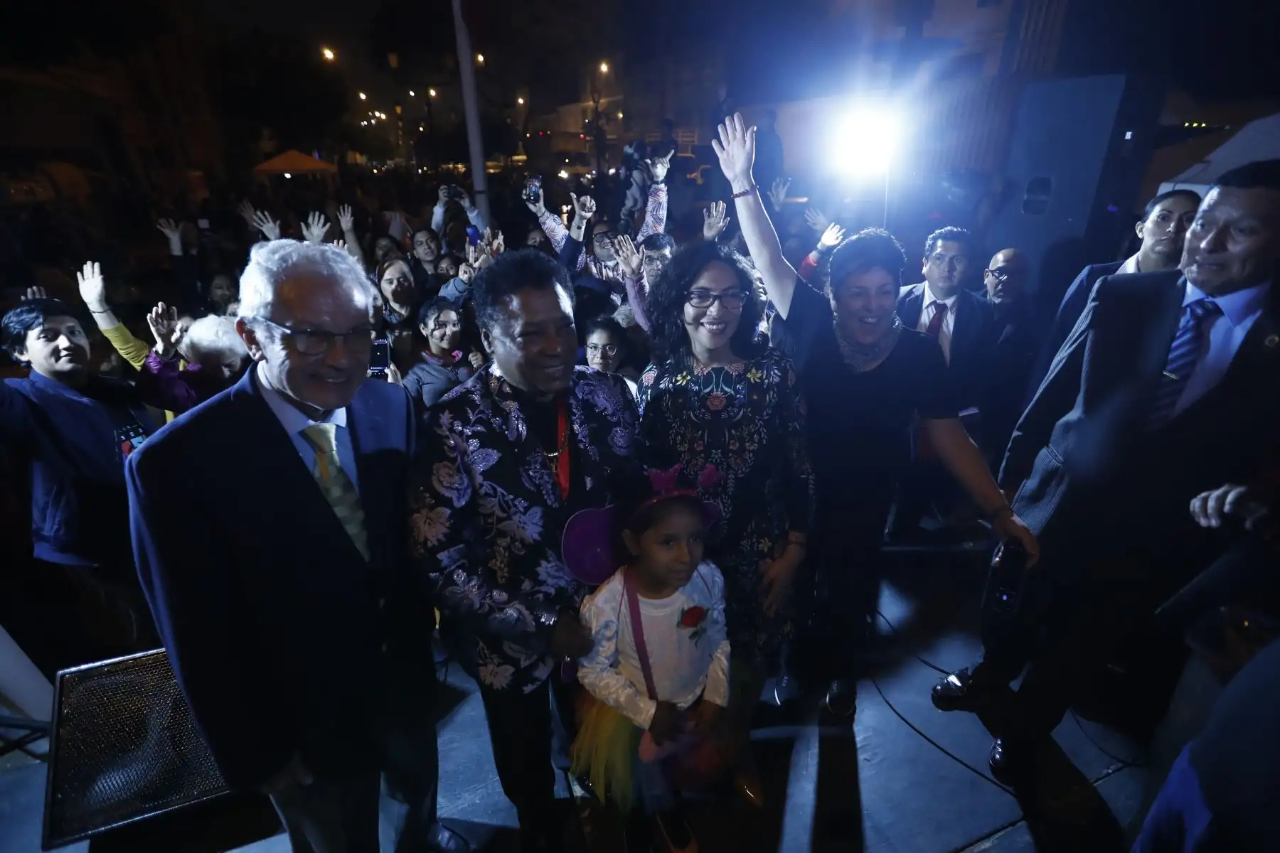En la plazuela Buenos Aires, ubicada en Barrios Altos, Cercado de Lima, se celebró el Día de la Canción Criolla con una serenata a cargo diversos intérpretes, entre ellos el cantante Manuel Donayre. Foto: ANDINA/Daniel Bracamonte