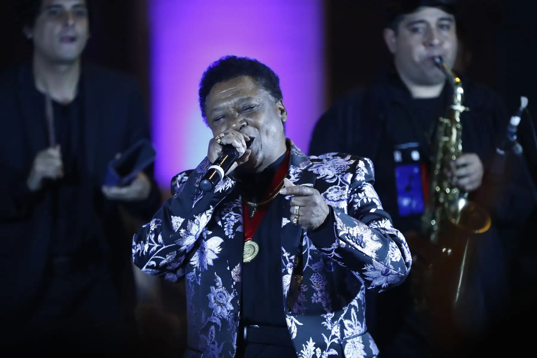 En la plazuela Buenos Aires, ubicada en Barrios Altos, Cercado de Lima, se celebró el Día de la Canción Criolla con una serenata a cargo diversos intérpretes, entre ellos el cantante Manuel Donayre. Foto: ANDINA/Daniel Bracamonte