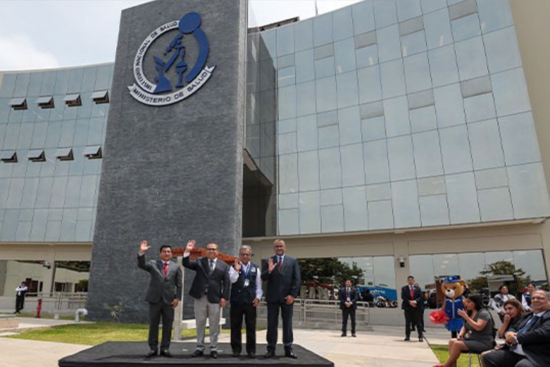 Se trata de una edificación de cuatro pisos levantada sobre un área de 1,020 m2 con espacio para desarrollar diversas investigaciones y gestionar de la red nacional de laboratorios en salud pública en el Perú. ANDINA/ Minsa.