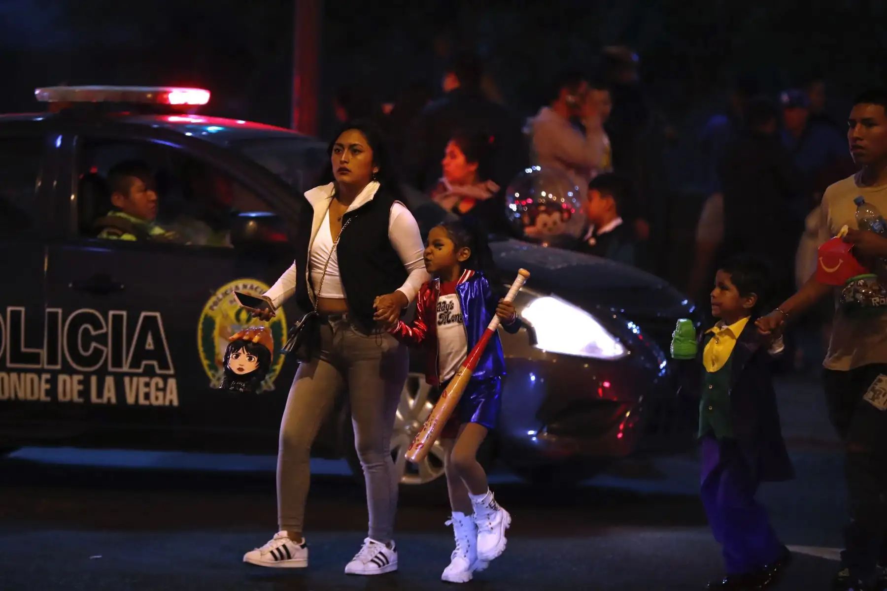 Personas de diferentes edades salieron a las calles del Centro de Lima con sus respectivos disfraces para celebrar Halloween este martes 31 de octubre por la noche. Foto: ANDINA/Daniel Bracamonte